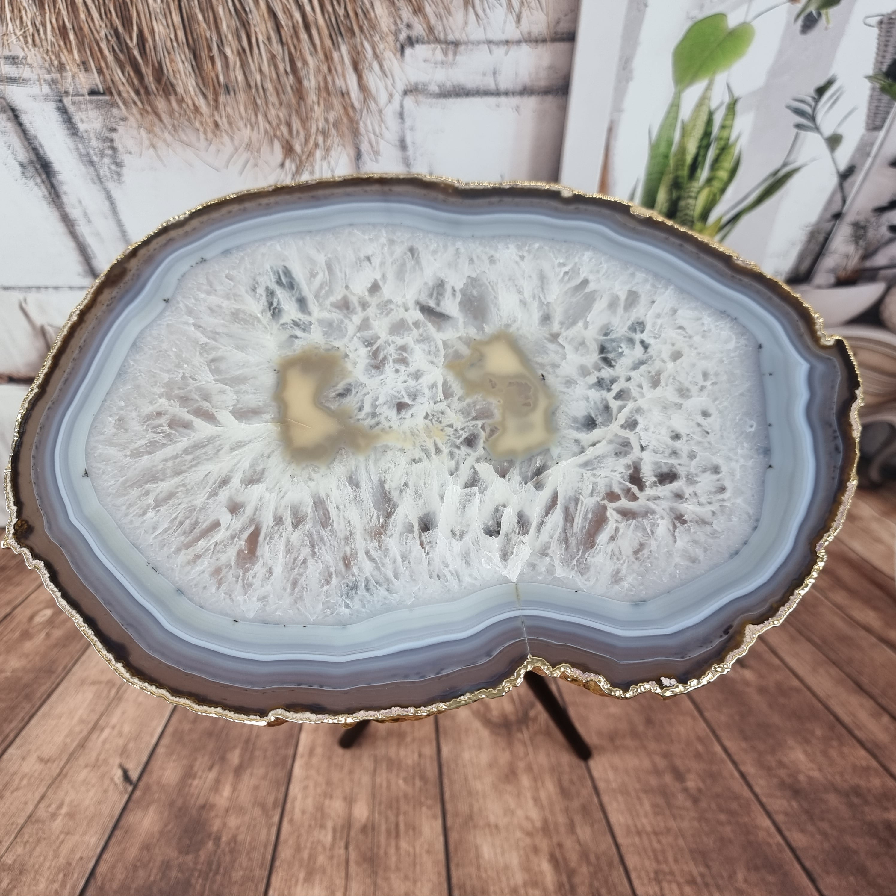 Mesa Lateral de Àgatas Banhadas Chapas FINAS| Base Tripé | Altura de 60 cm - Peça Artesanal BR Crystals