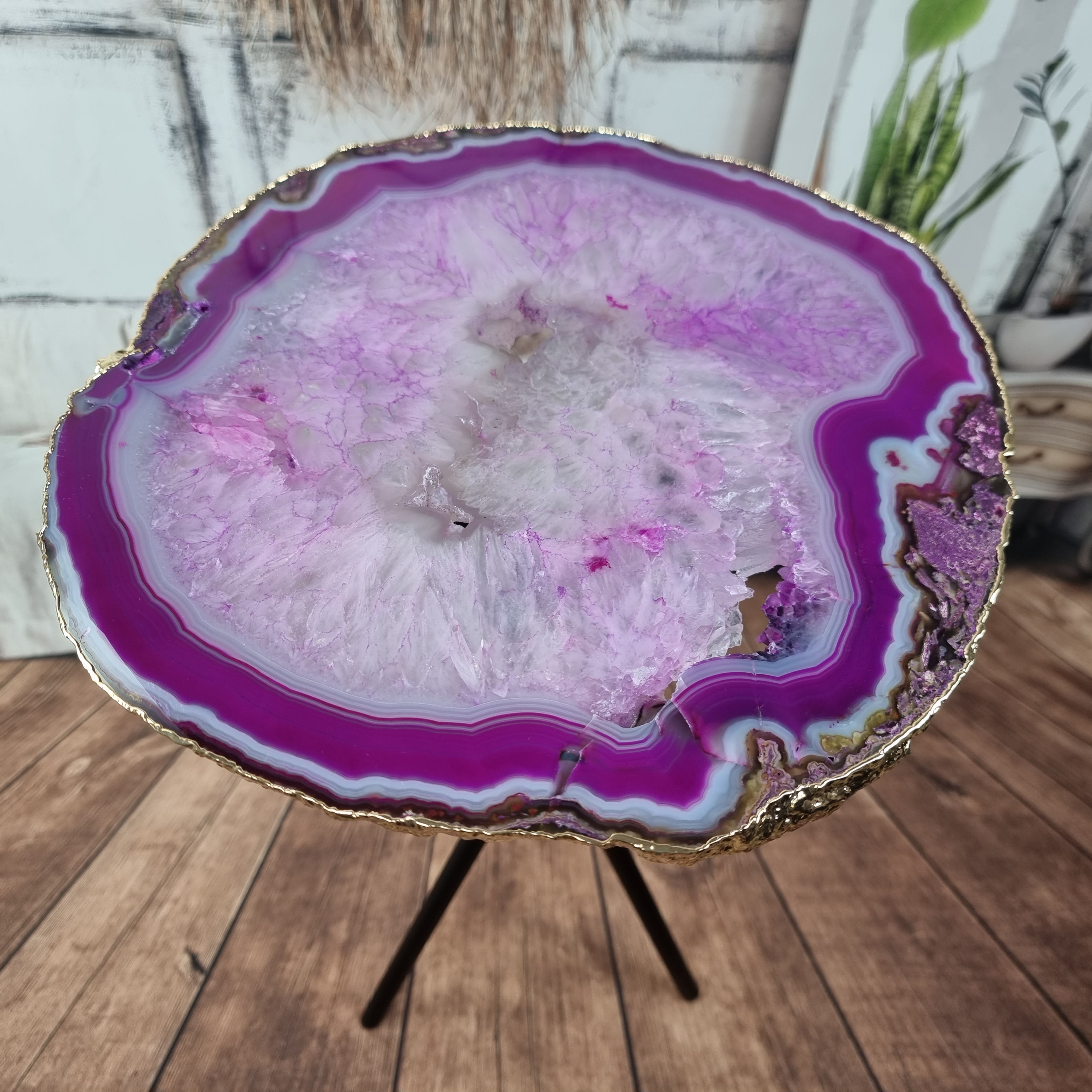 Mesa Lateral de Àgatas Banhadas Chapas FINAS| Base Tripé | Altura de 60 cm - Peça Artesanal BR Crystals