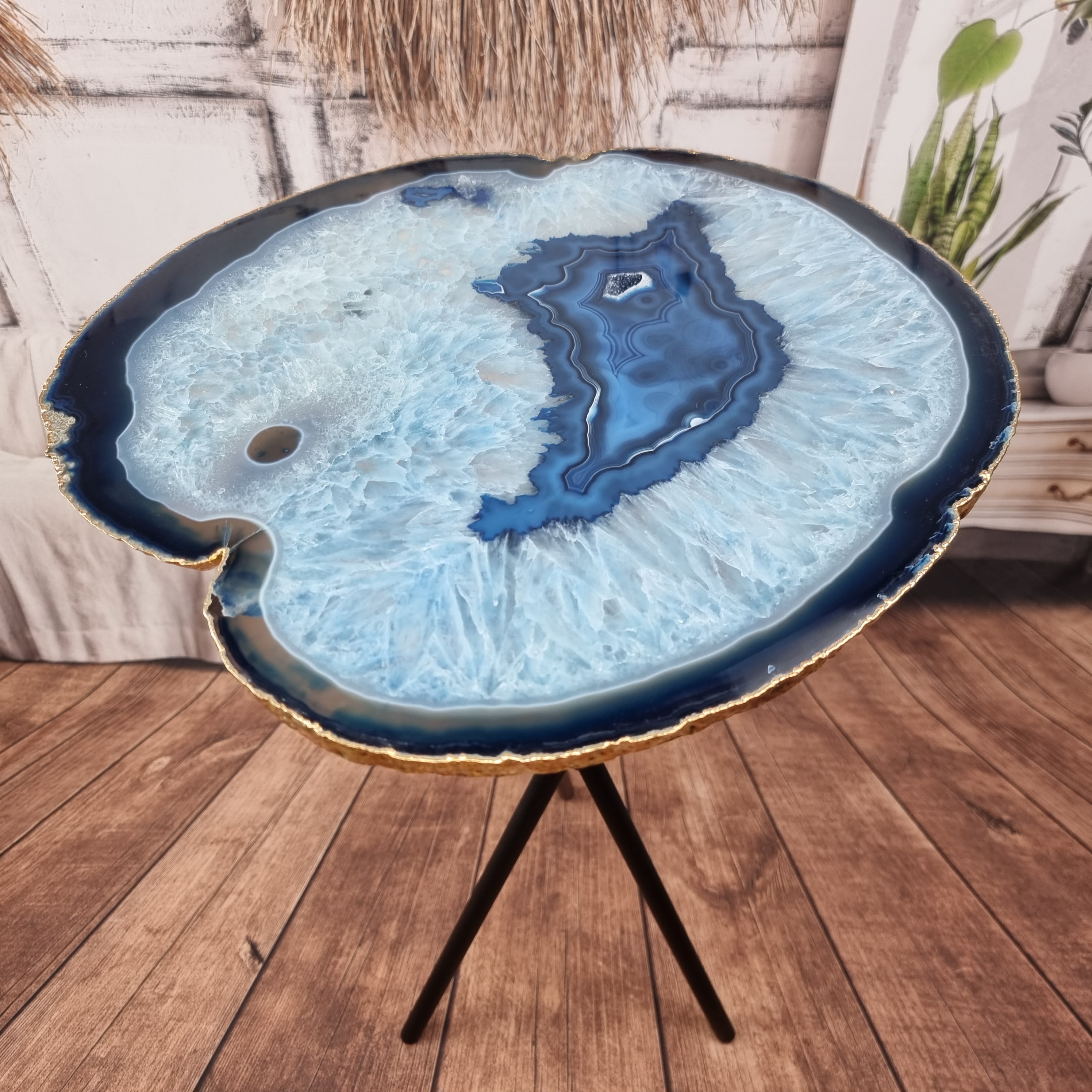 Mesa Lateral de Àgatas Banhadas Chapas FINAS| Base Tripé | Altura de 60 cm - Peça Artesanal BR Crystals