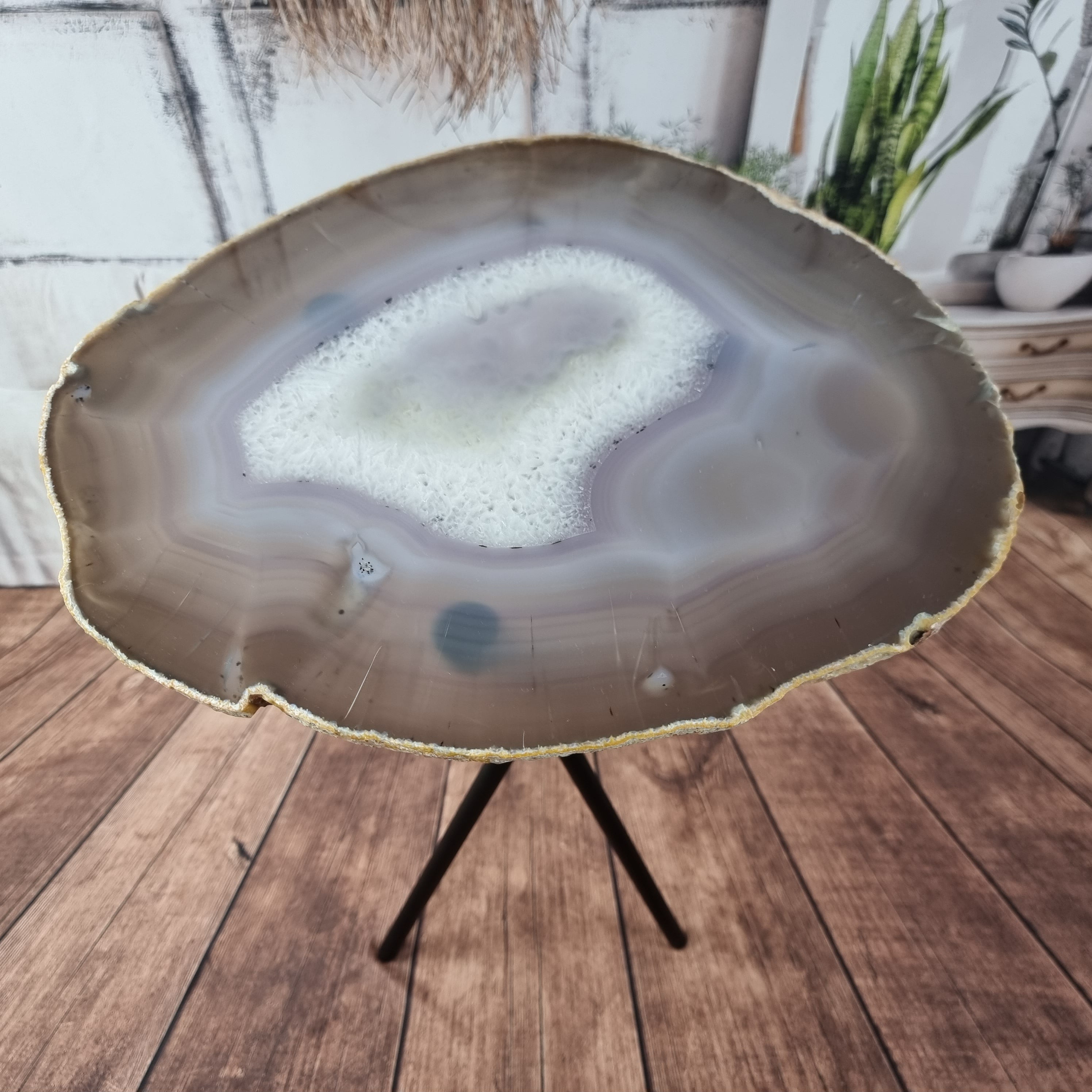 Mesa Lateral de Àgatas Naturais Chapas FINAS| Base Tripé | Altura de 60 cm - Peça Artesanal BR Crystals