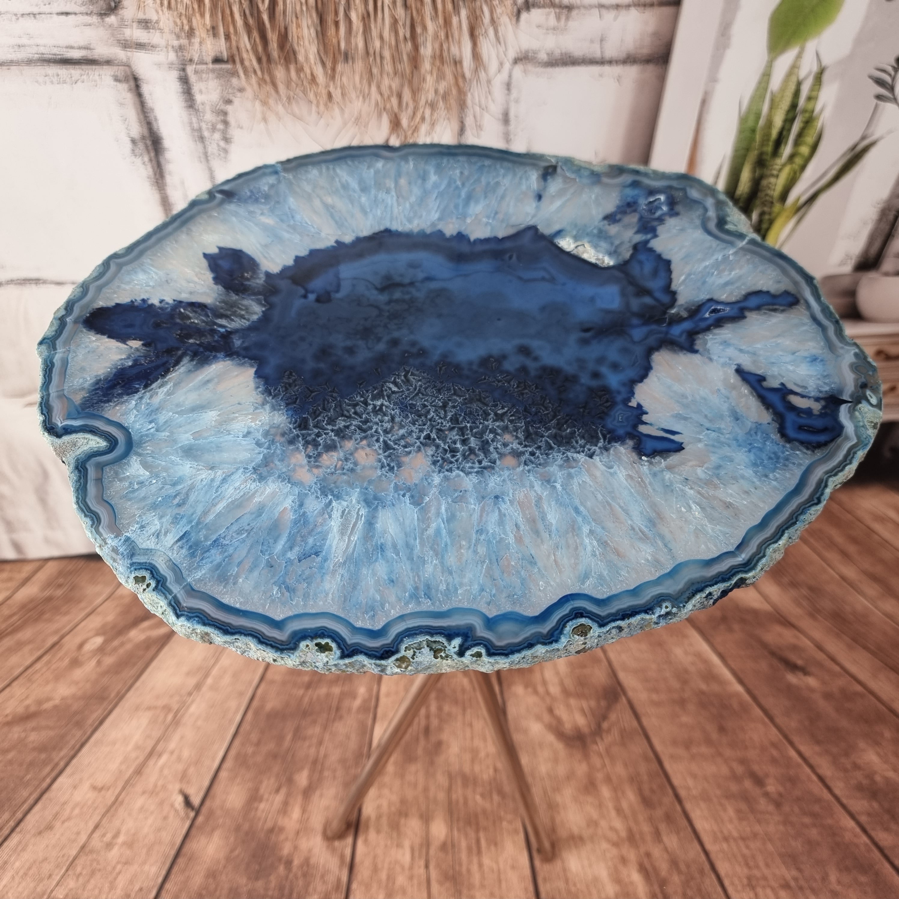 Mesa Lateral de Àgatas Naturais Chapas FINAS| Base Tripé | Altura de 60 cm - Peça Artesanal BR Crystals