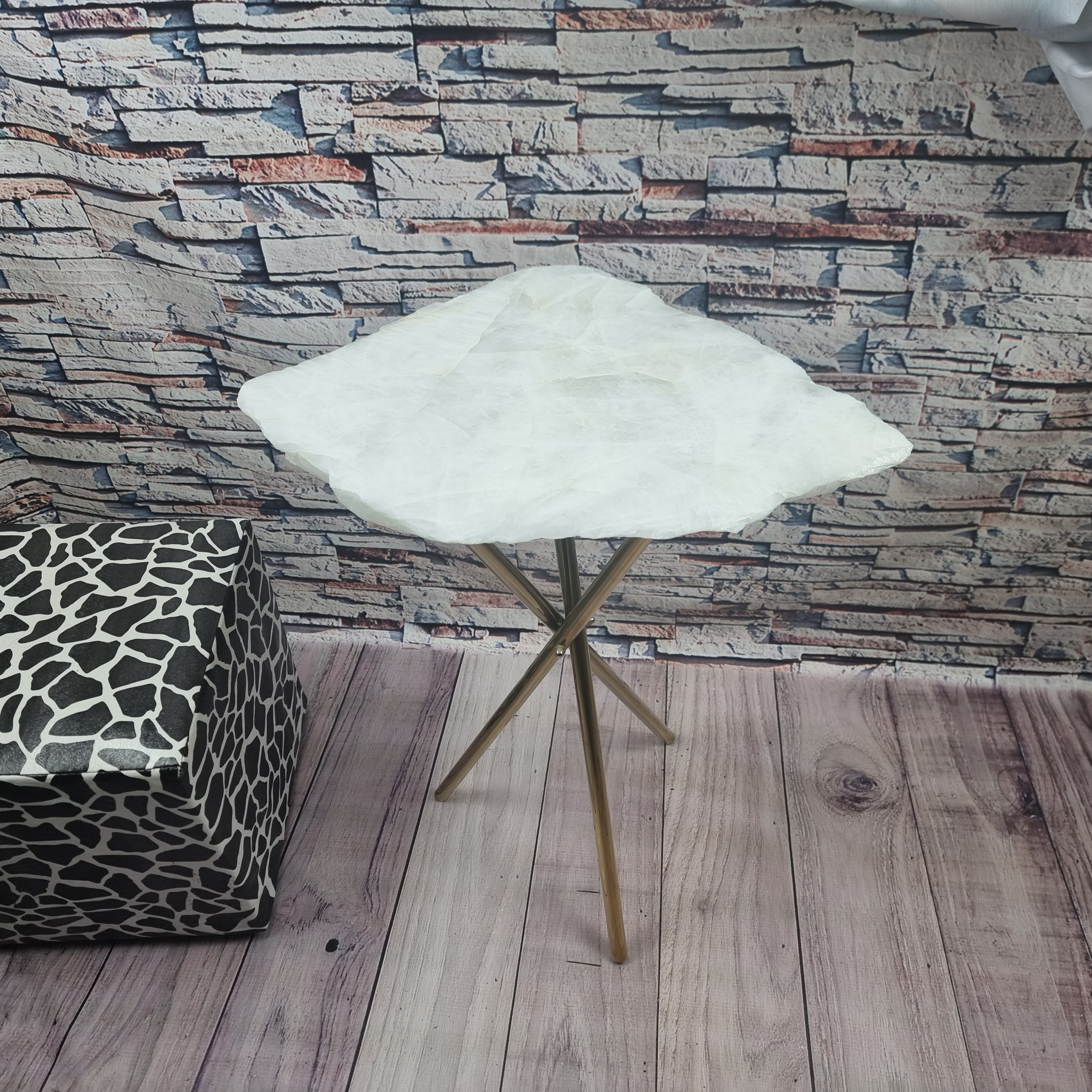 Mesa Lateral Quartzo Branco base dourada 60 cm altura, peso total de 5 kg