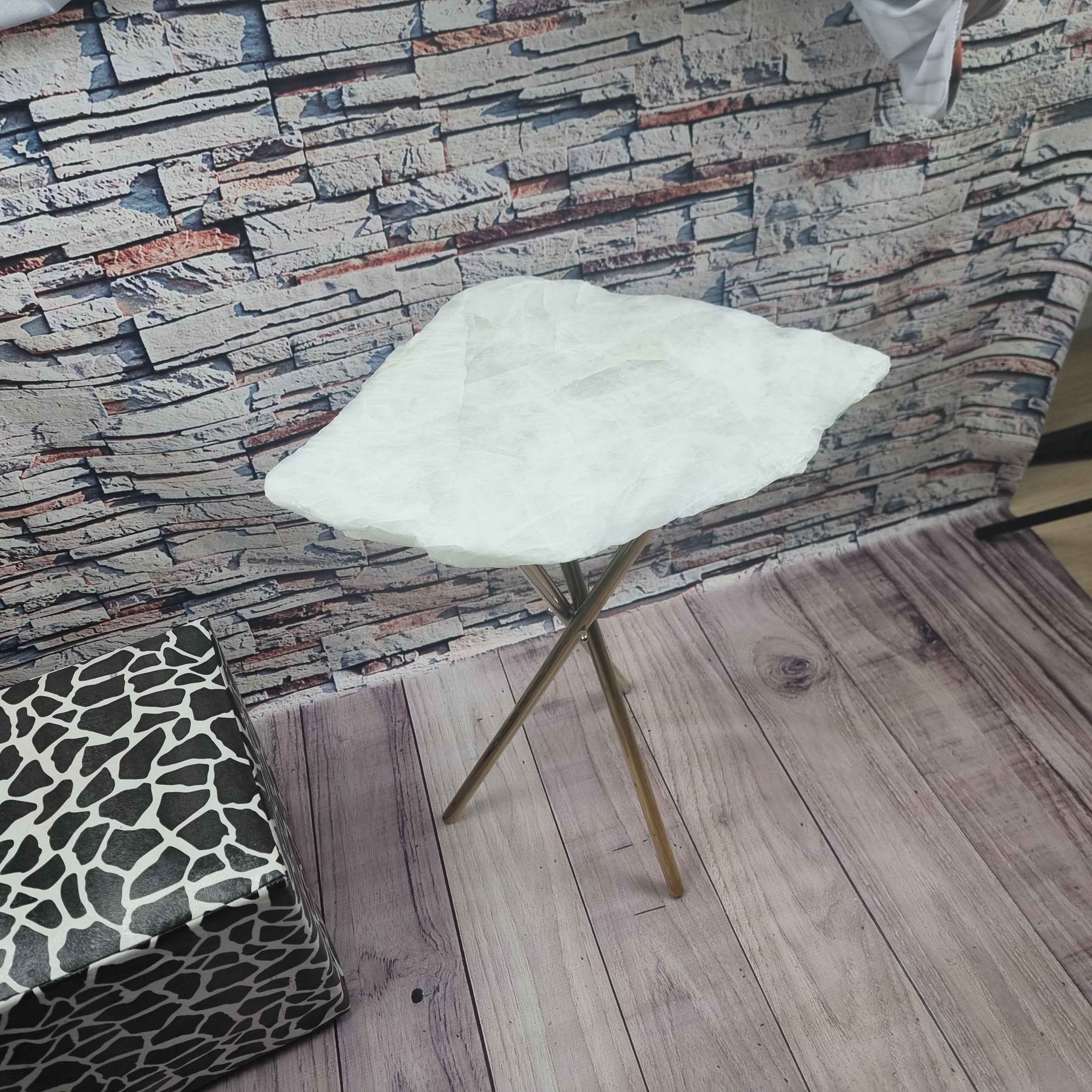 Mesa Lateral Quartzo Branco base dourada 60 cm altura, peso total de 5 kg