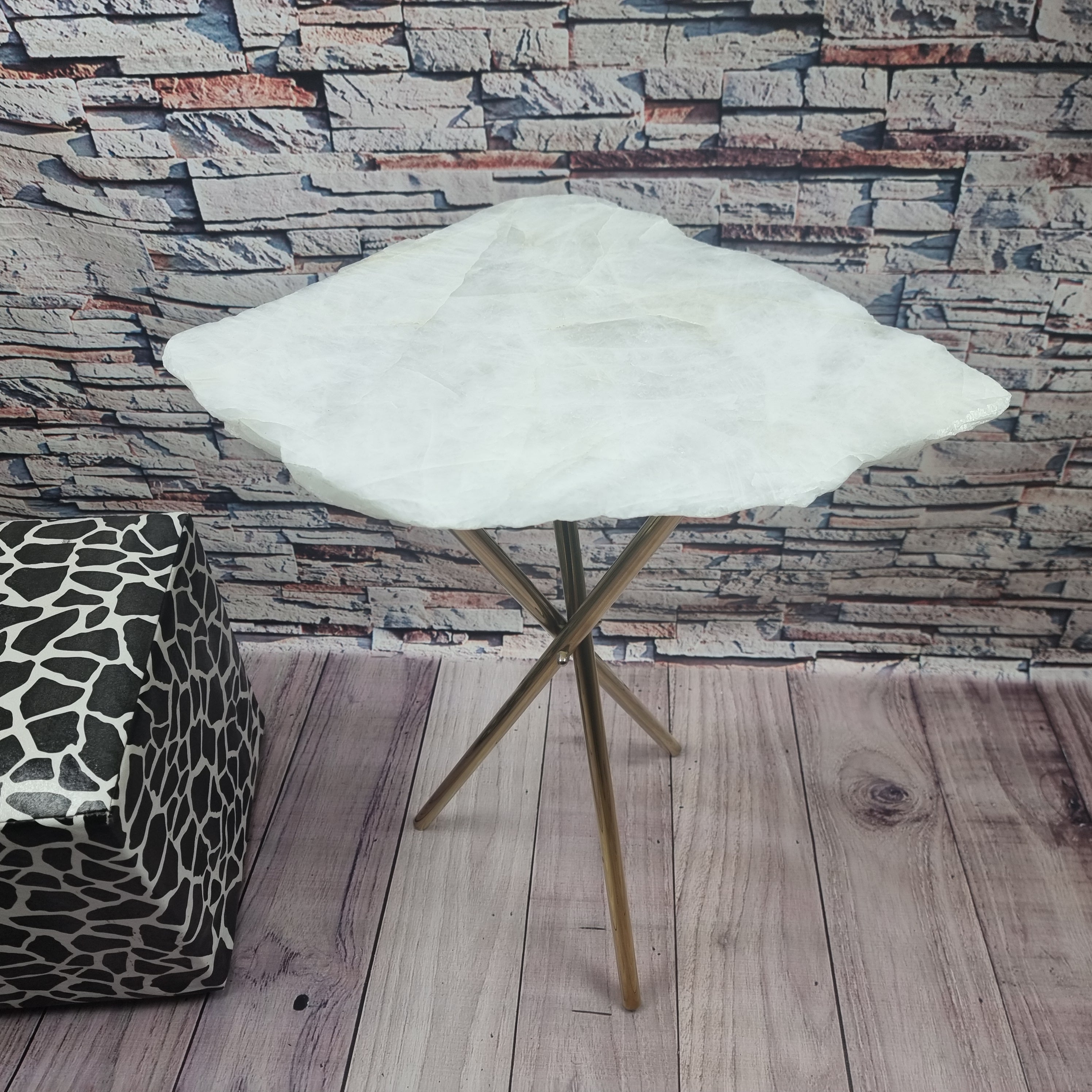 Mesa Lateral Quartzo Branco base dourada 60 cm altura, peso total de 5 kg