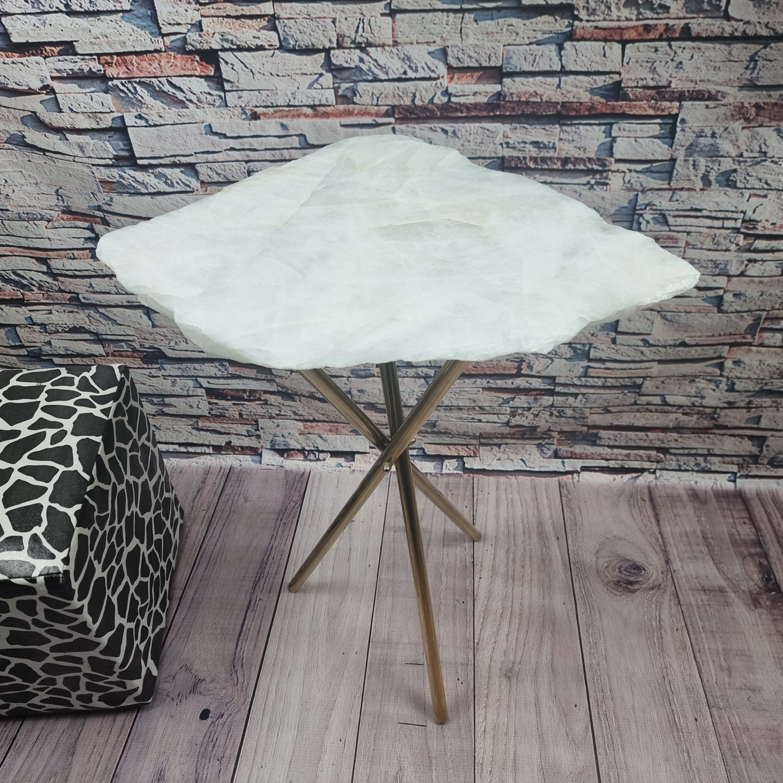 Mesa Lateral Quartzo Branco base dourada 60 cm altura, peso total de 5 kg