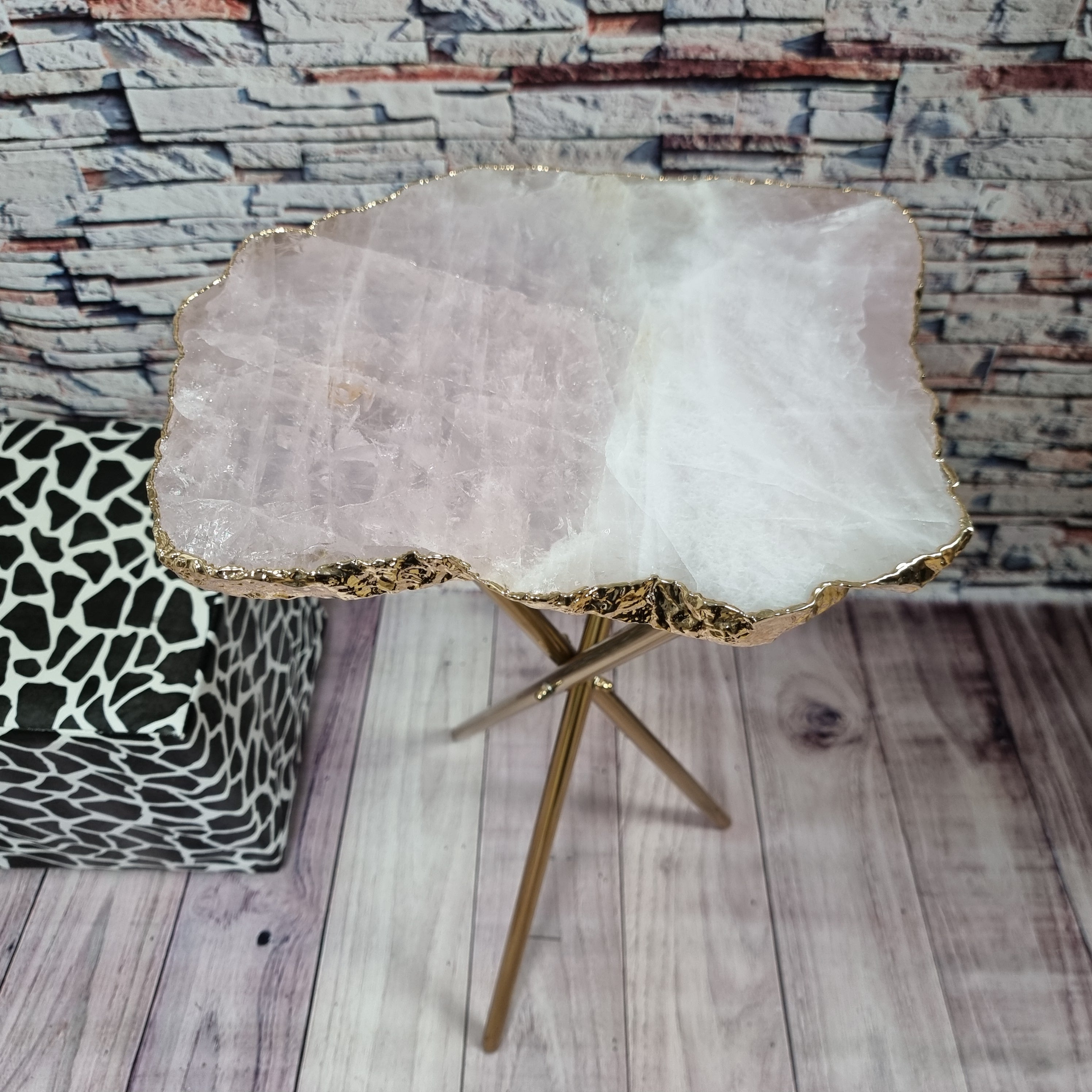Mesa Lateral de QUARTZO ROSA | Base Tripé de Latão Ouro | Altura de 60 cm - Peça Artesanal BR Crystals