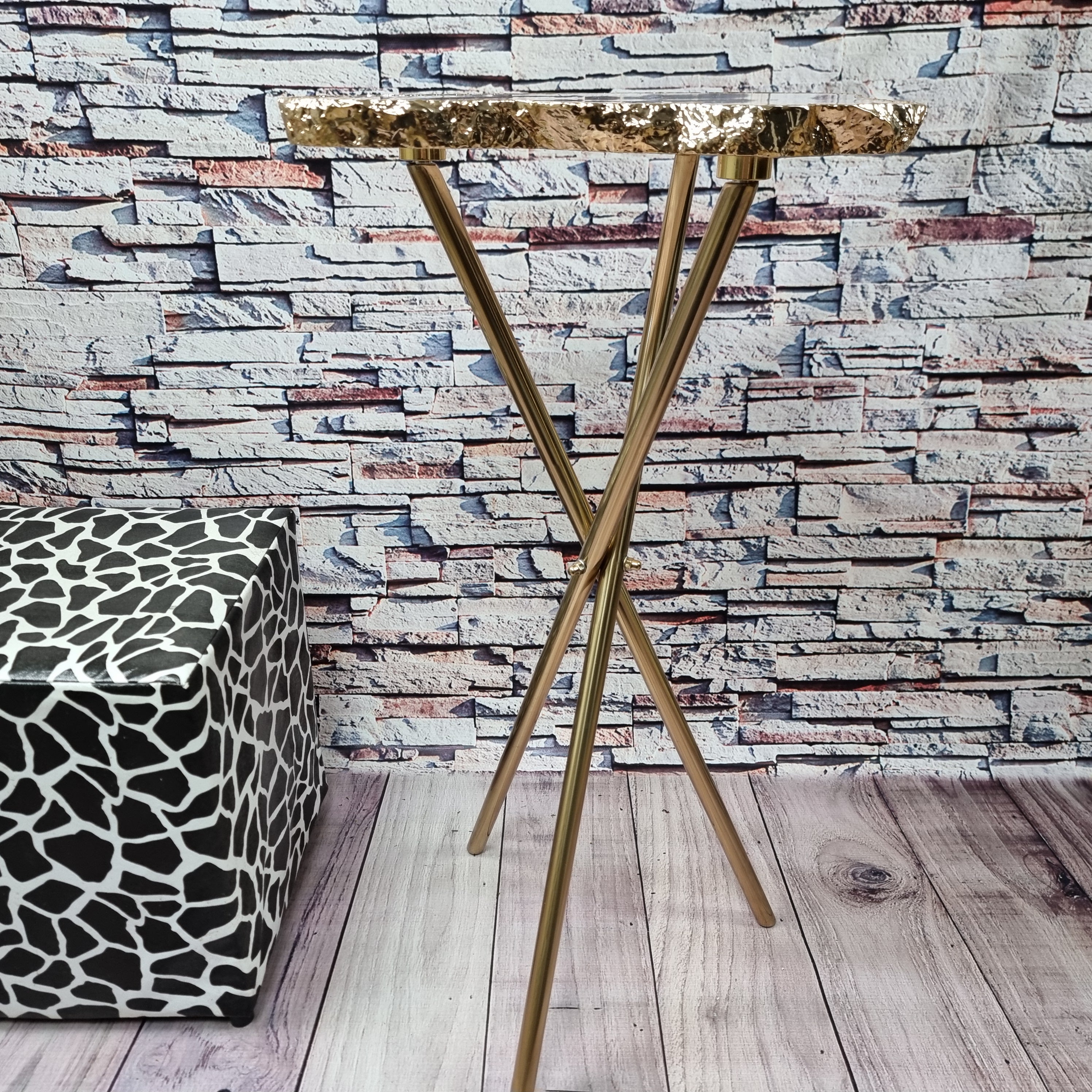 Mesa Lateral de QUARTZO ROSA | Base Tripé de Latão Ouro | Altura de 60 cm - Peça Artesanal BR Crystals