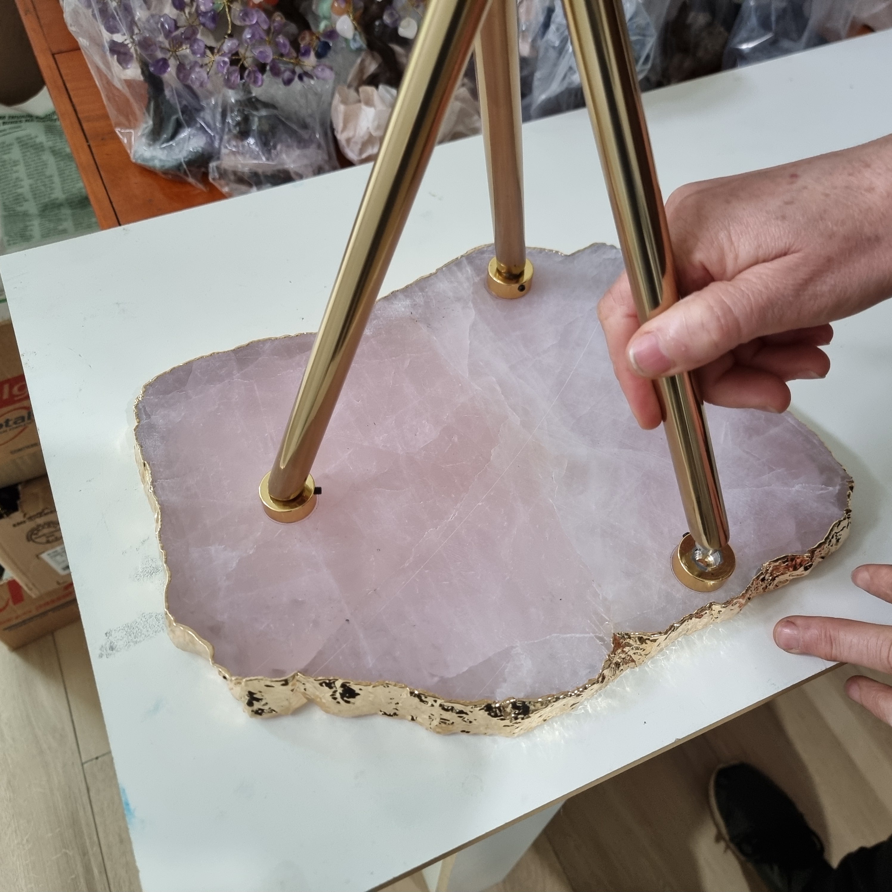 Mesa Lateral de QUARTZO ROSA | Base Tripé de Latão Ouro | Altura de 60 cm - Peça Artesanal BR Crystals