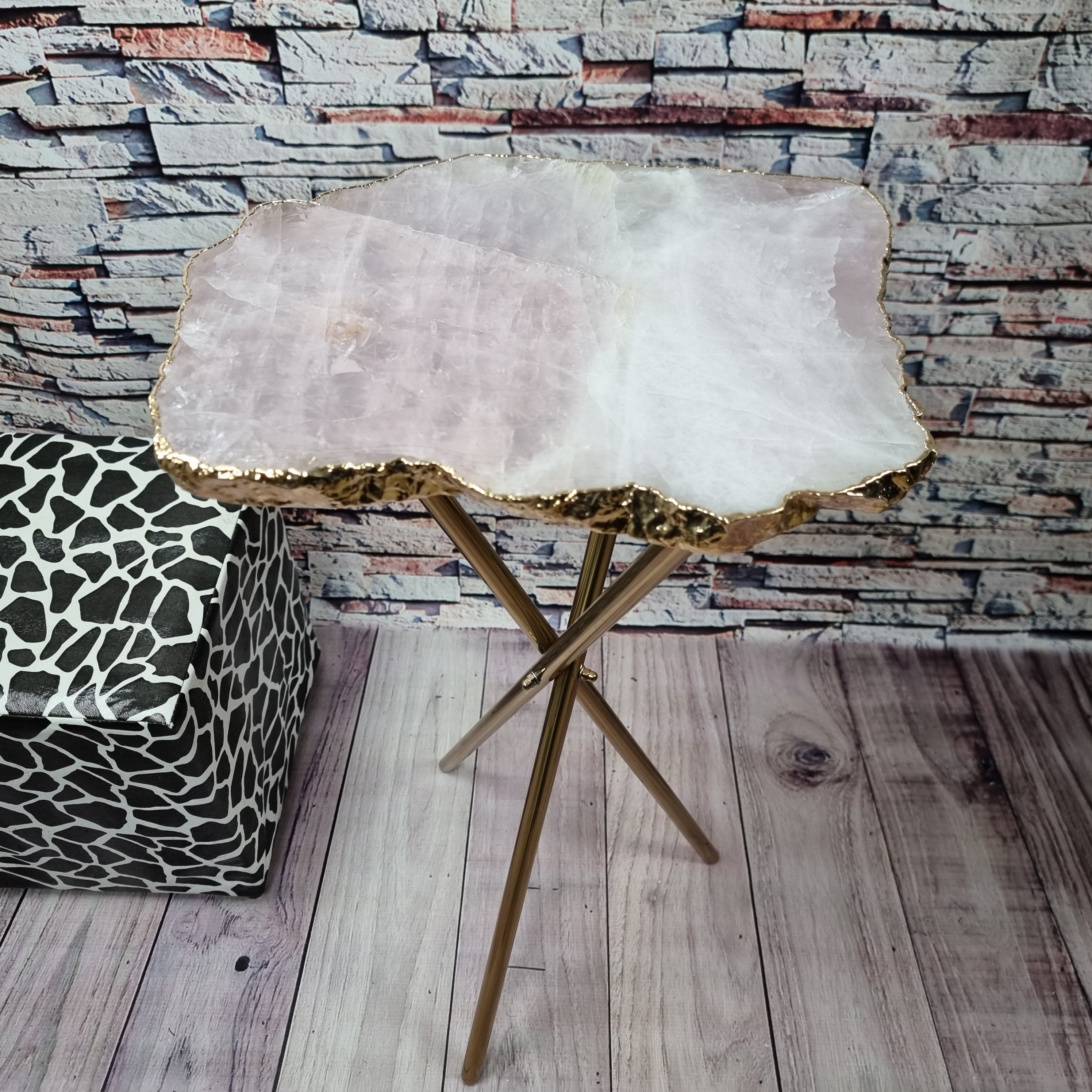 Mesa Lateral de QUARTZO ROSA | Base Tripé de Latão Ouro | Altura de 60 cm - Peça Artesanal BR Crystals