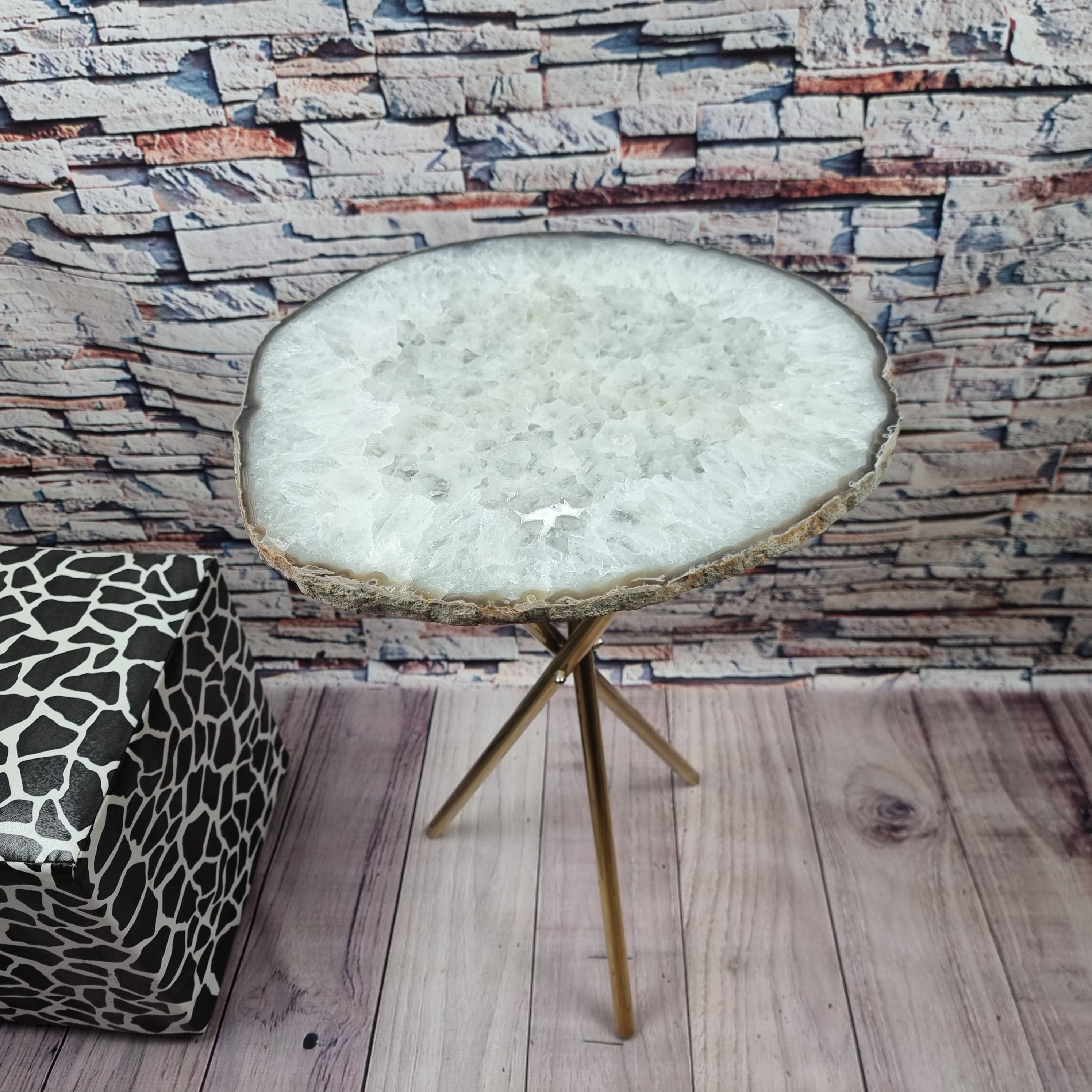 Mesa Lateral de Àgatas BRANCA Especial | Base Tripé Latão Ouro | Altura de 60 cm - Peça Artesanal BR Crystals