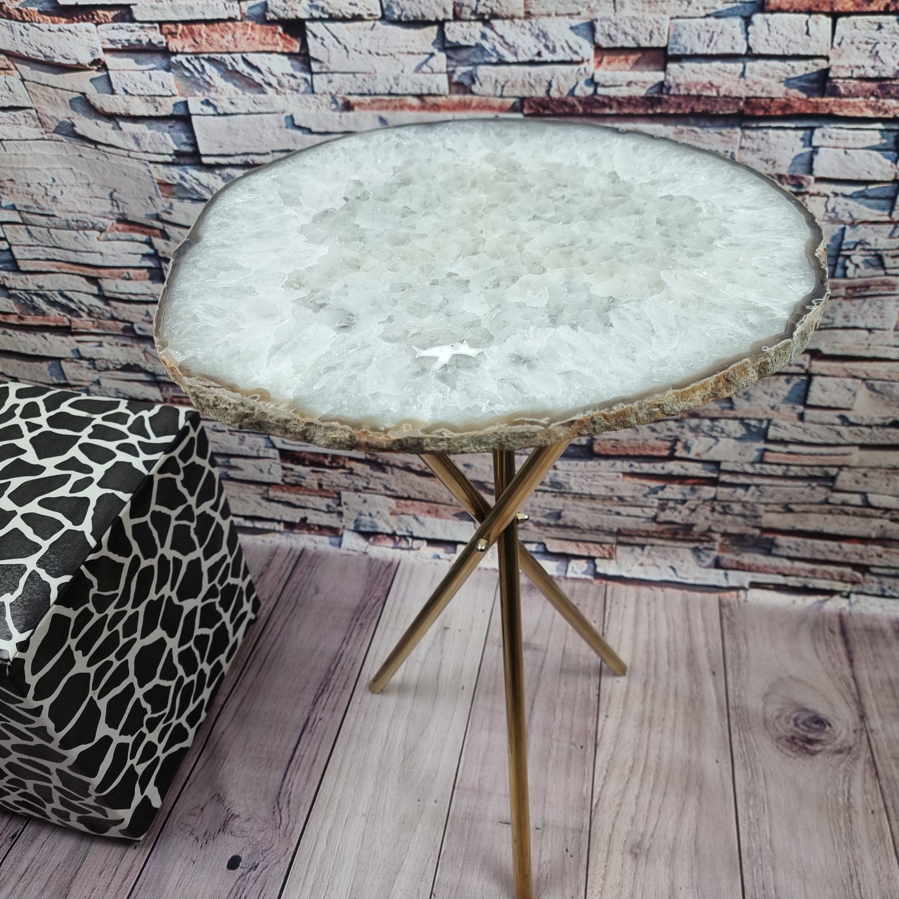 Mesa Lateral de Àgatas BRANCA Especial | Base Tripé Latão Ouro | Altura de 60 cm - Peça Artesanal BR Crystals