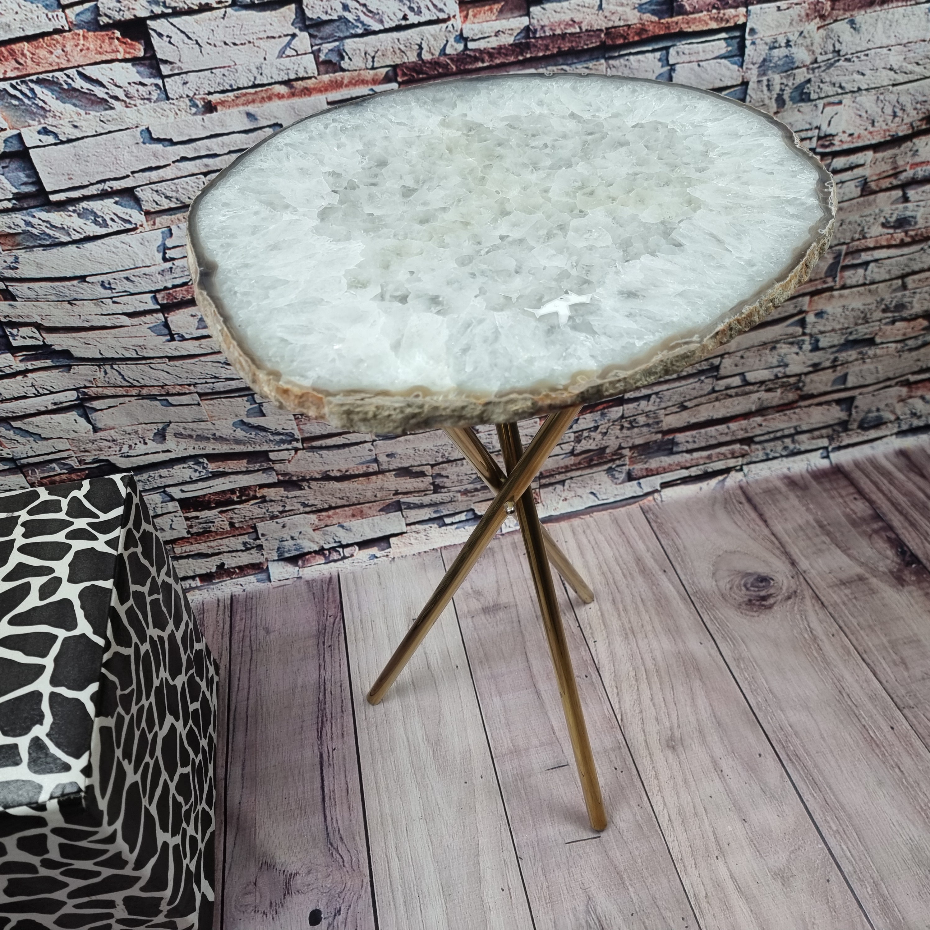 Mesa Lateral de Àgatas BRANCA Especial | Base Tripé Latão Ouro | Altura de 60 cm - Peça Artesanal BR Crystals