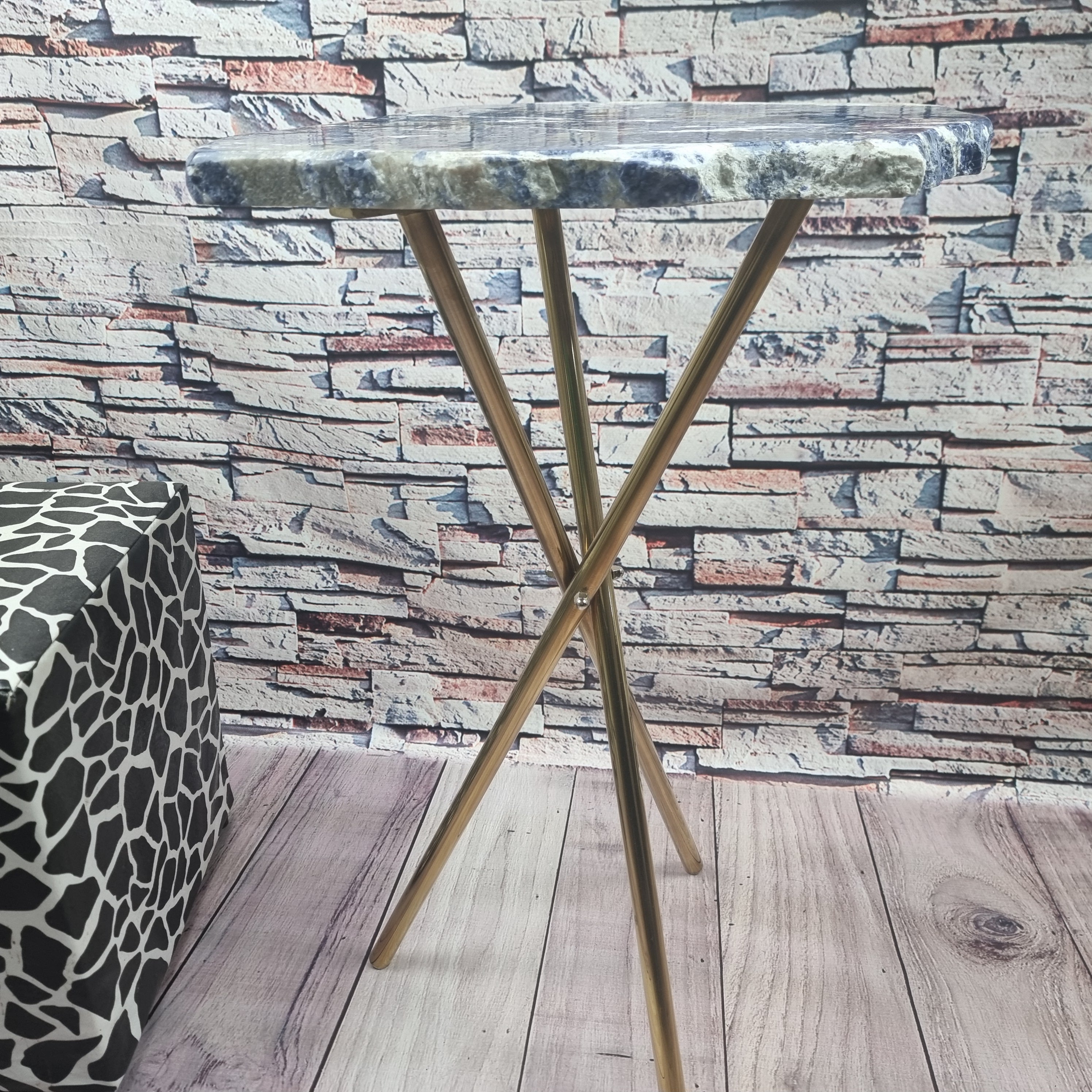 Mesa Lateral de Pedra Sodalita com base dourada 60 cm altura, peso total de 5 kg