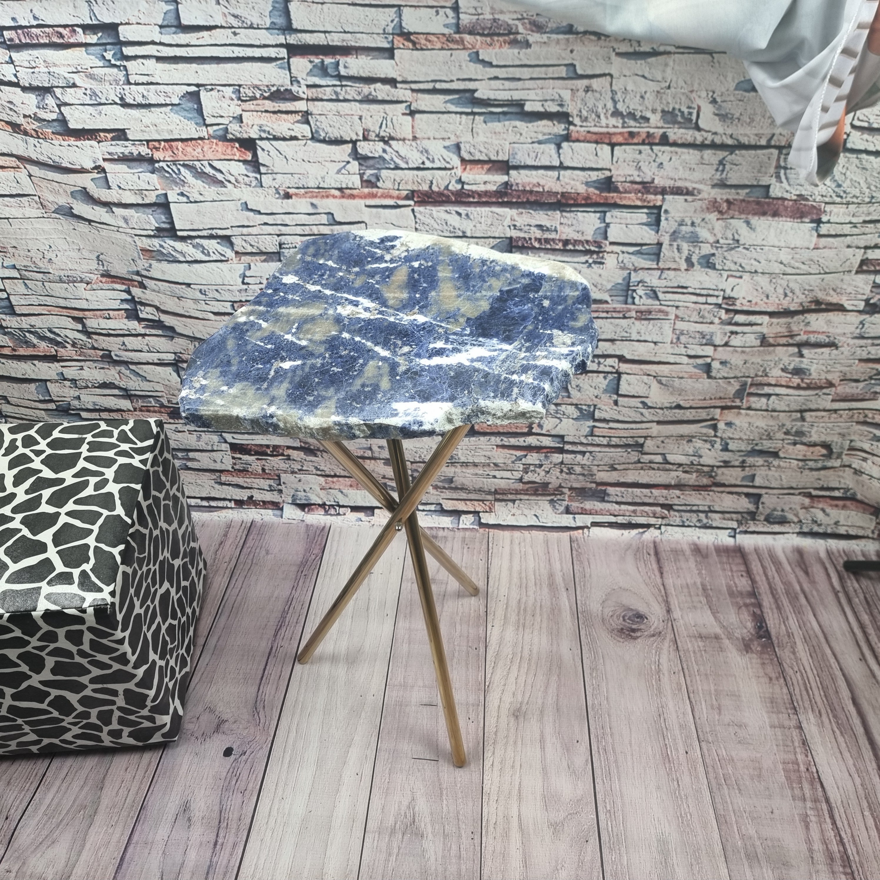 Mesa Lateral de Pedra Sodalita com base dourada 60 cm altura, peso total de 5 kg