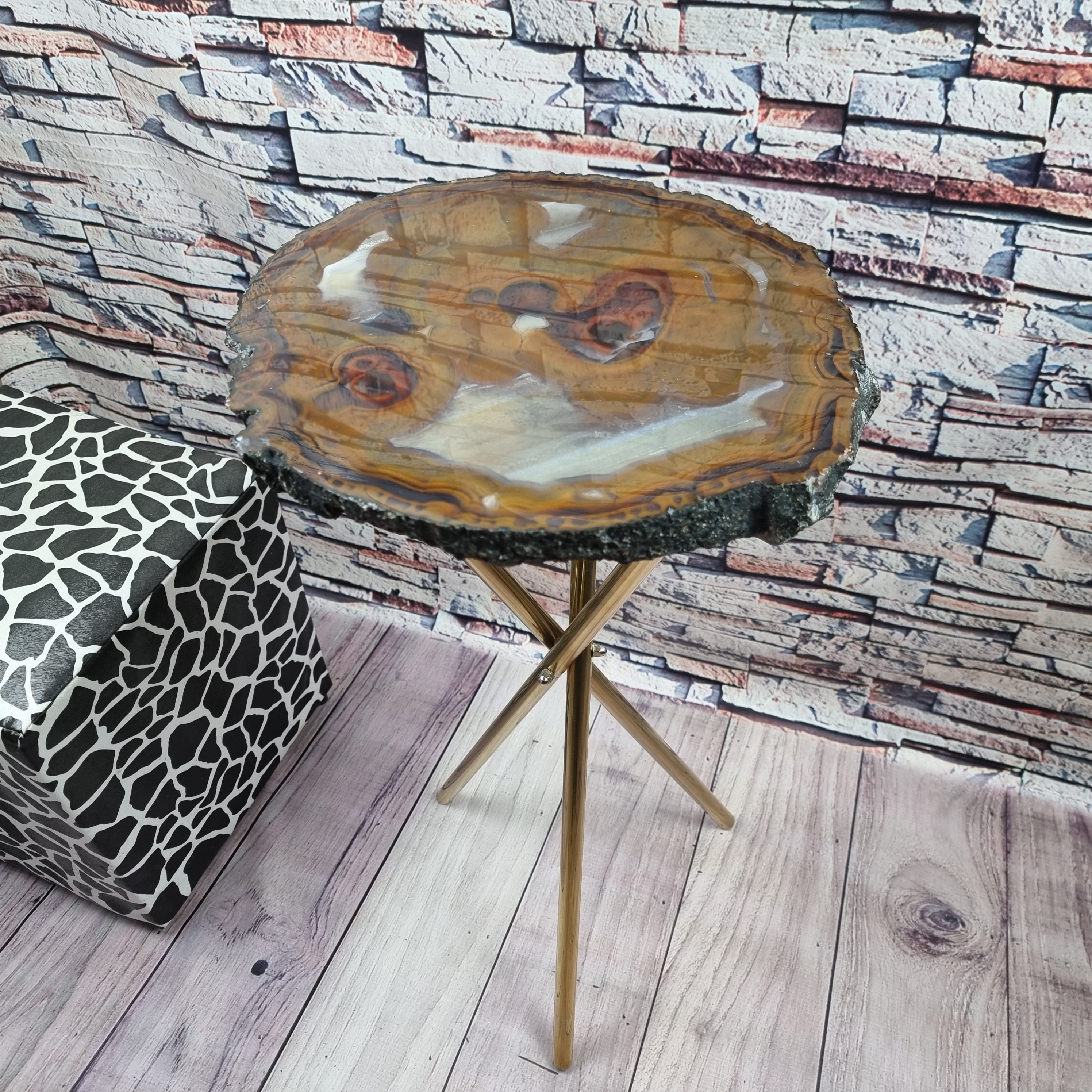 Mesa Lateral de Àgatas Desenhos Especiais| Base Tripé Latão Ouro | Altura de 60 cm - Peça Artesanal BR Crystals