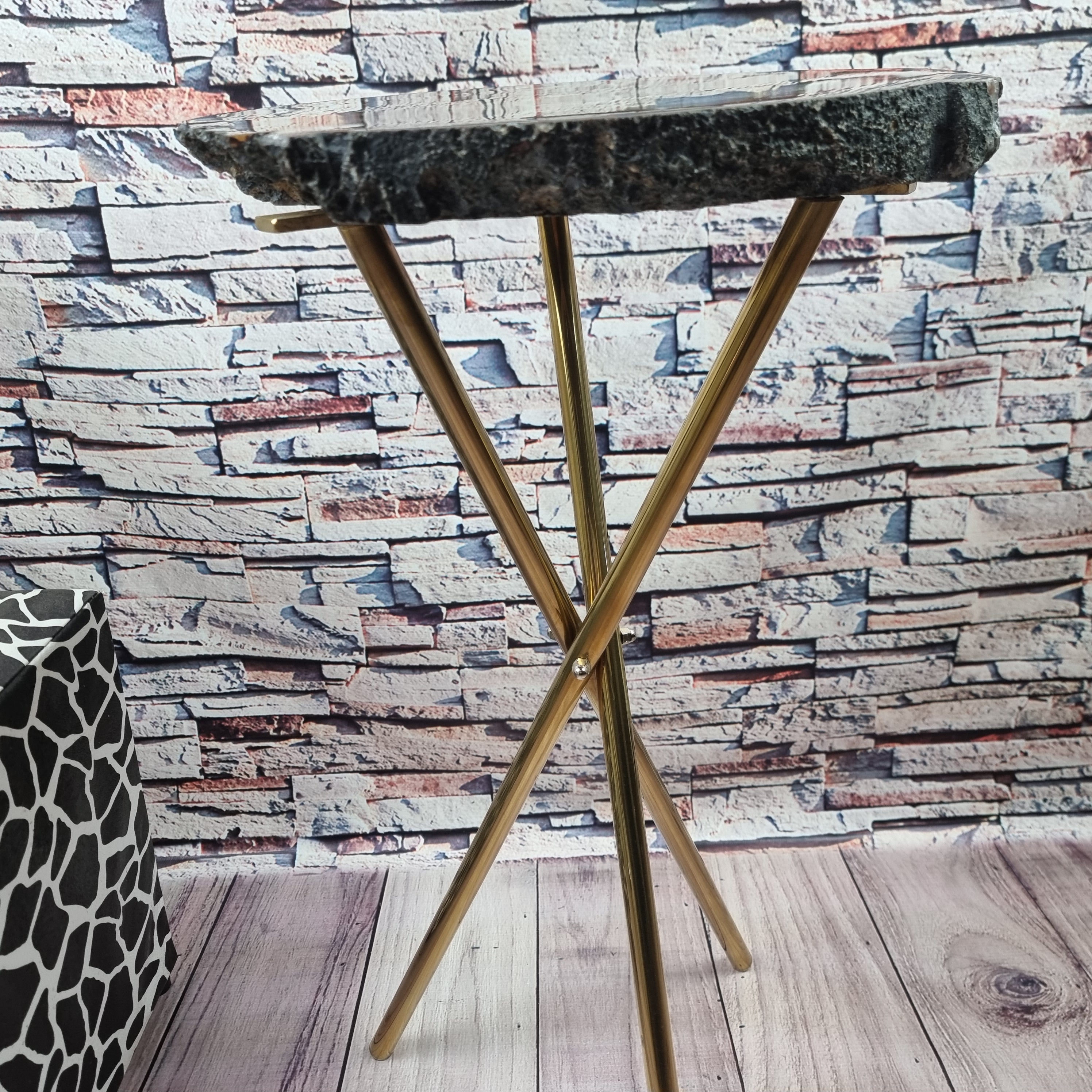 Mesa Lateral de Àgatas Desenhos Especiais| Base Tripé Latão Ouro | Altura de 60 cm - Peça Artesanal BR Crystals