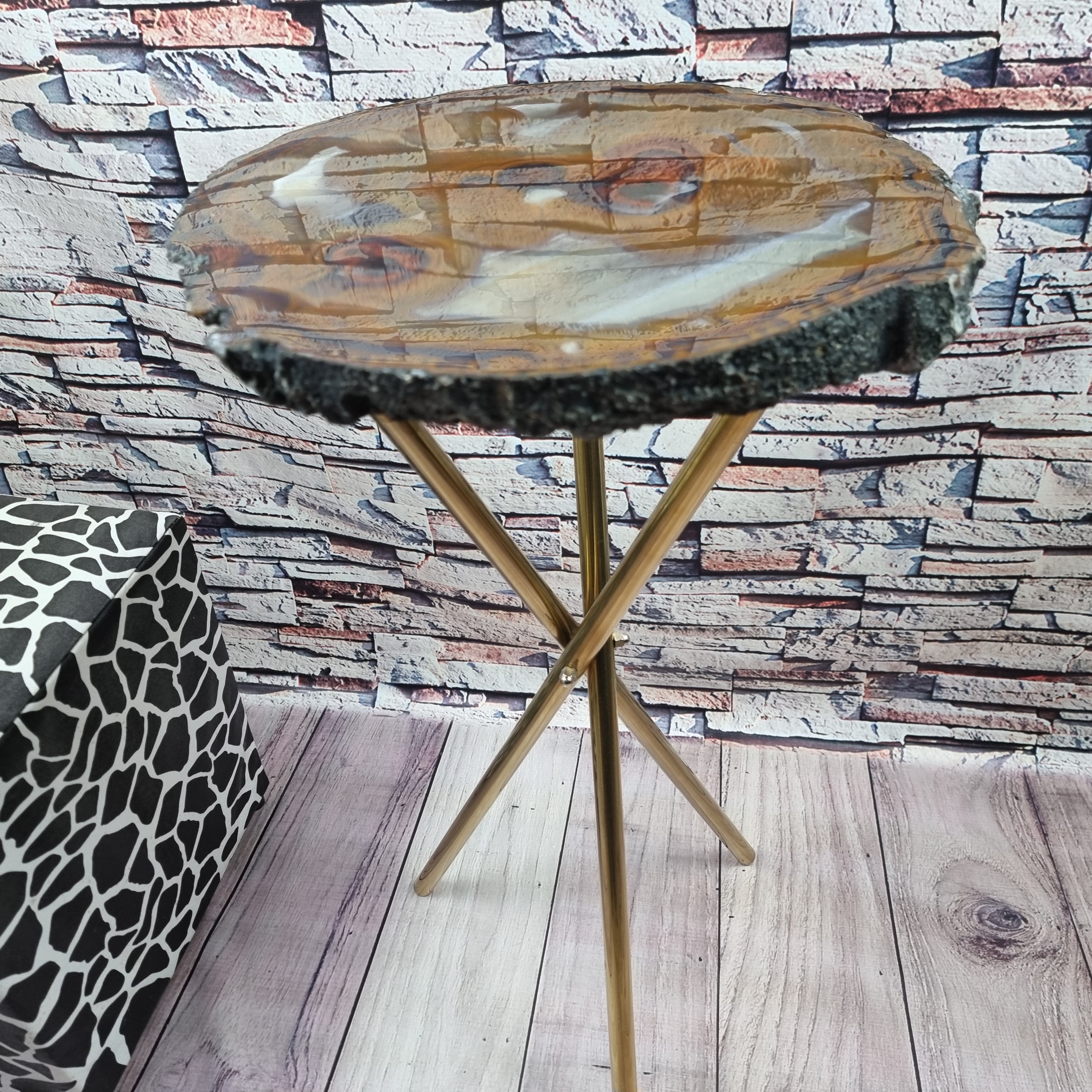 Mesa Lateral de Àgatas Desenhos Especiais| Base Tripé Latão Ouro | Altura de 60 cm - Peça Artesanal BR Crystals