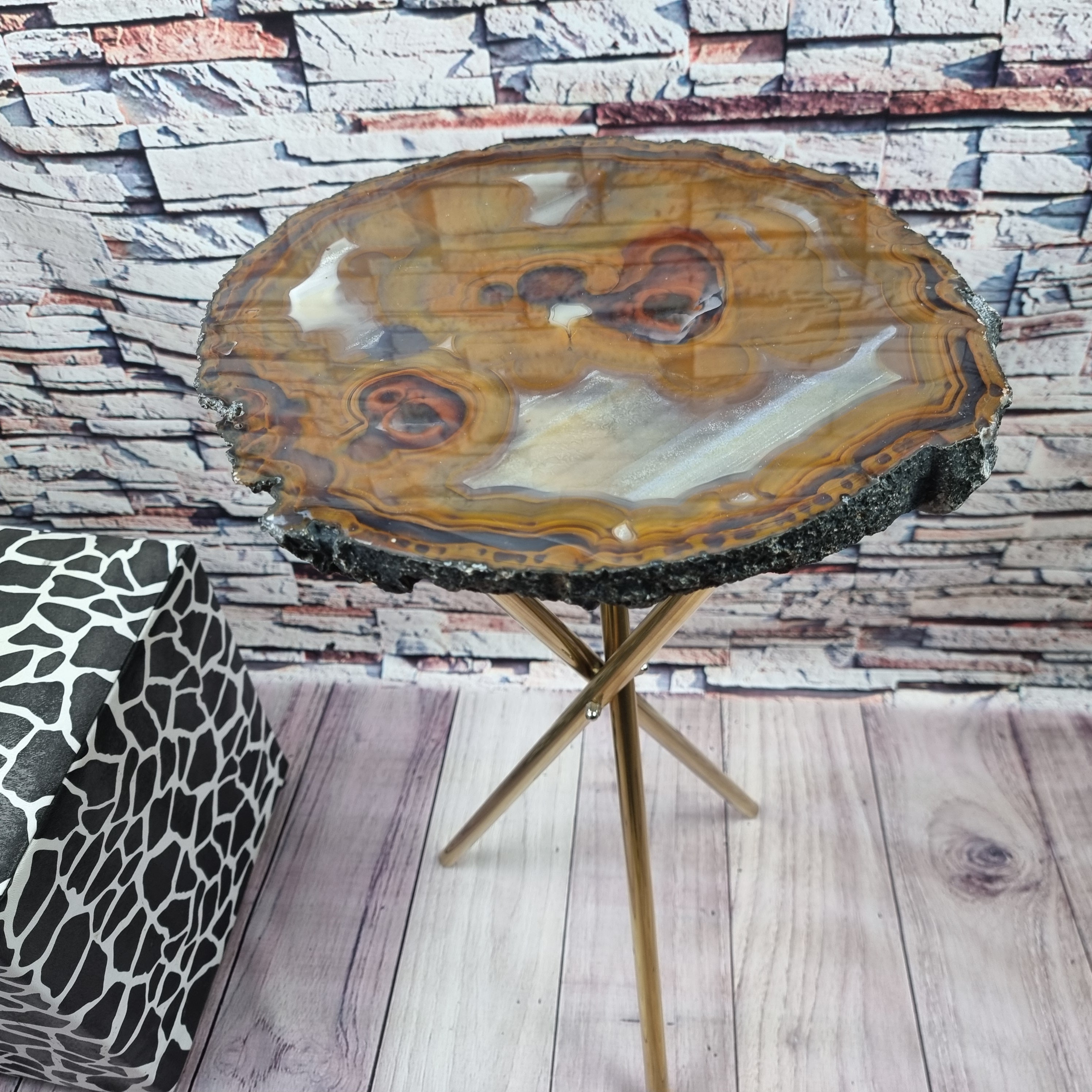 Mesa Lateral de Àgatas Desenhos Especiais| Base Tripé Latão Ouro | Altura de 60 cm - Peça Artesanal BR Crystals