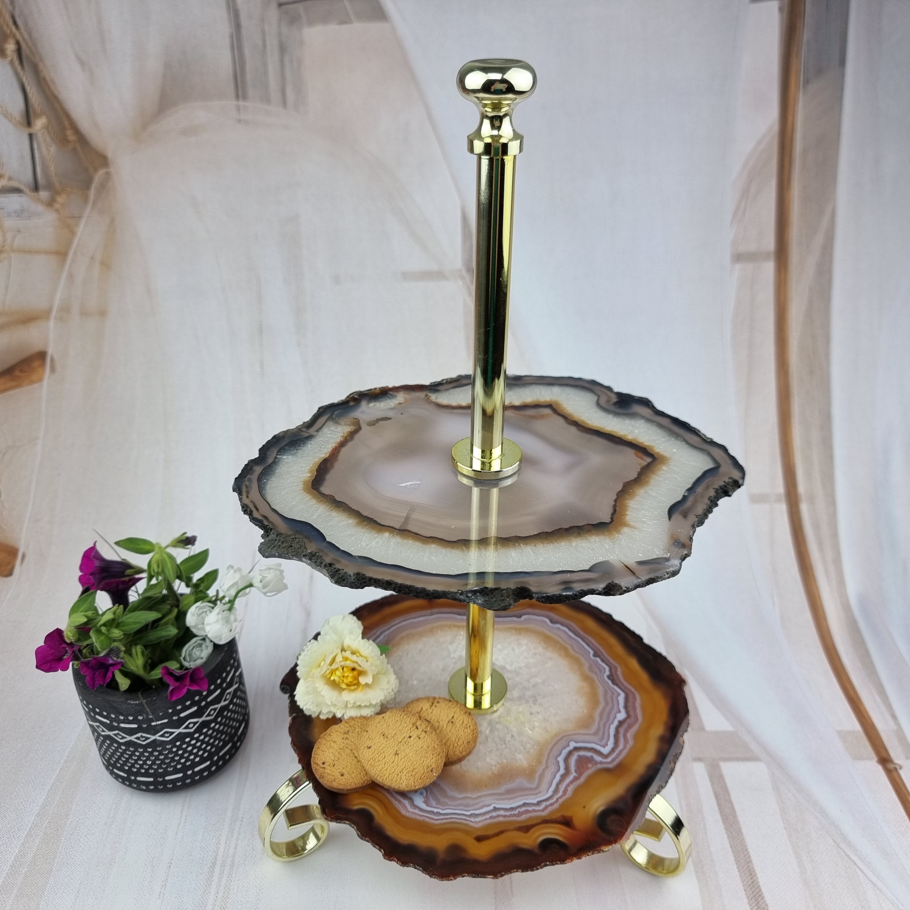 Porta Frios de Ágatas Naturais com 2 Pedras e Base Dourada - Altura de 22 cm - 1 peça