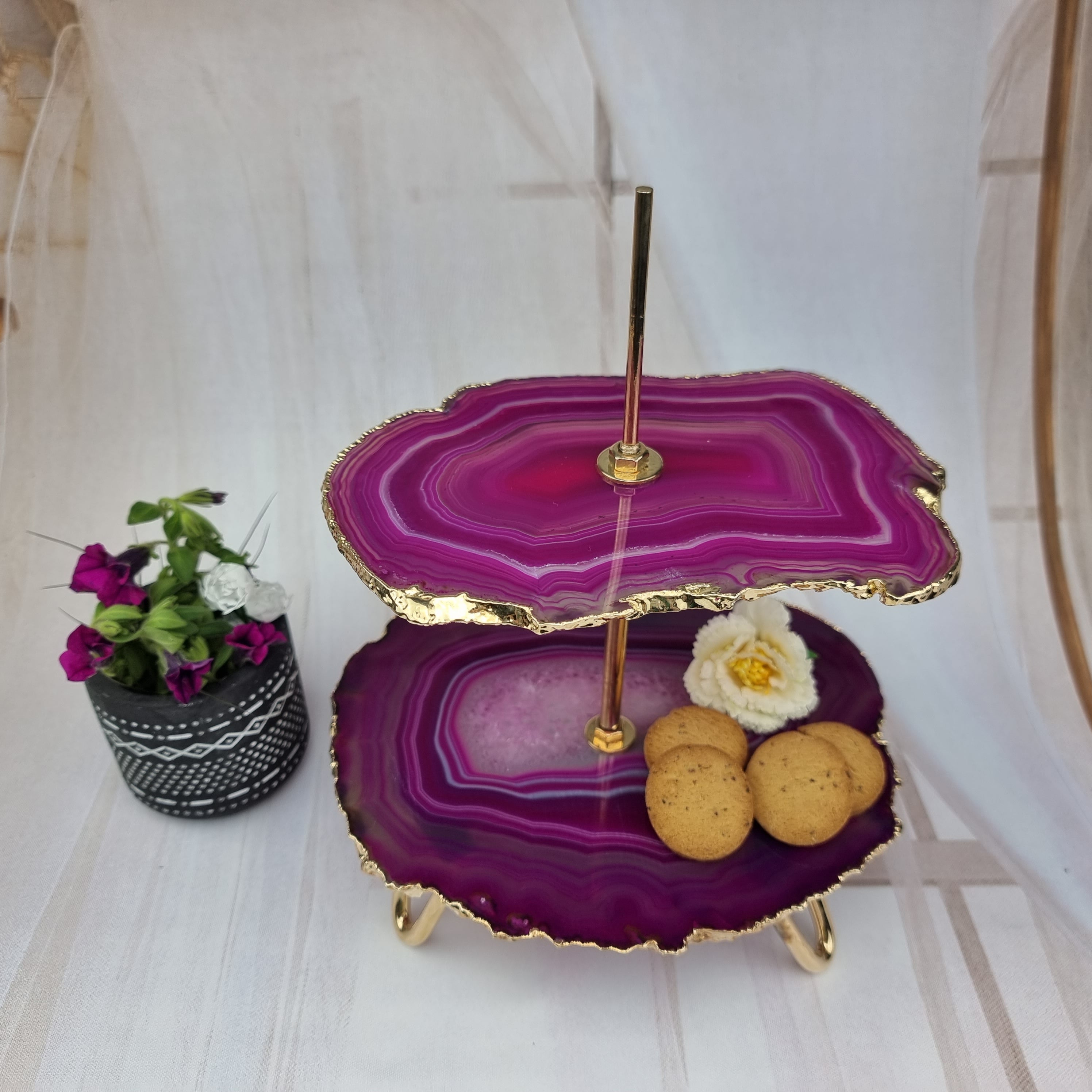 Porta Frios de Ágatas Naturais com 2 Pedras e Base Dourada - Altura de 22 cm - 1 peça