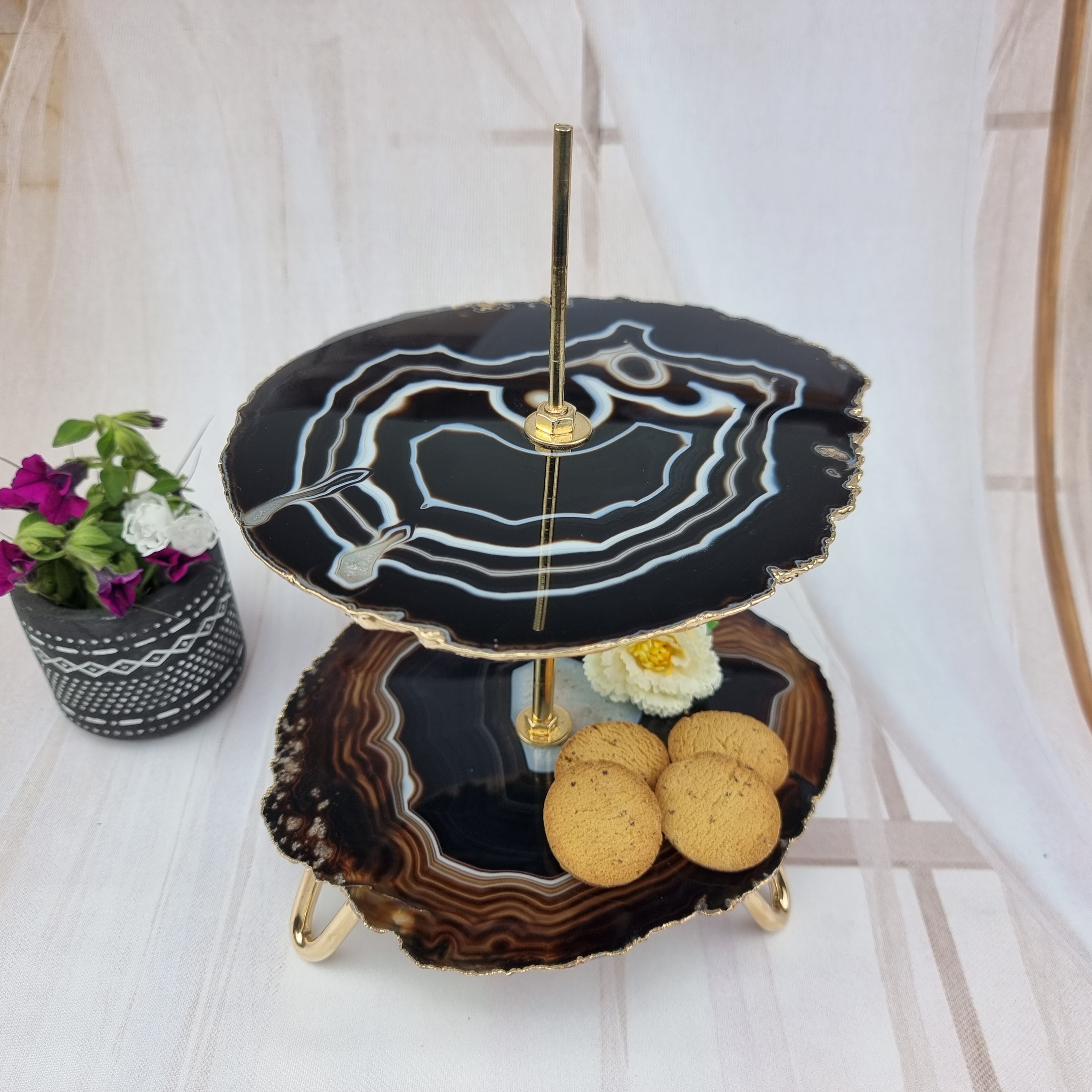 Porta Frios de Ágatas Naturais com 2 Pedras e Base Dourada - Altura de 22 cm - 1 peça