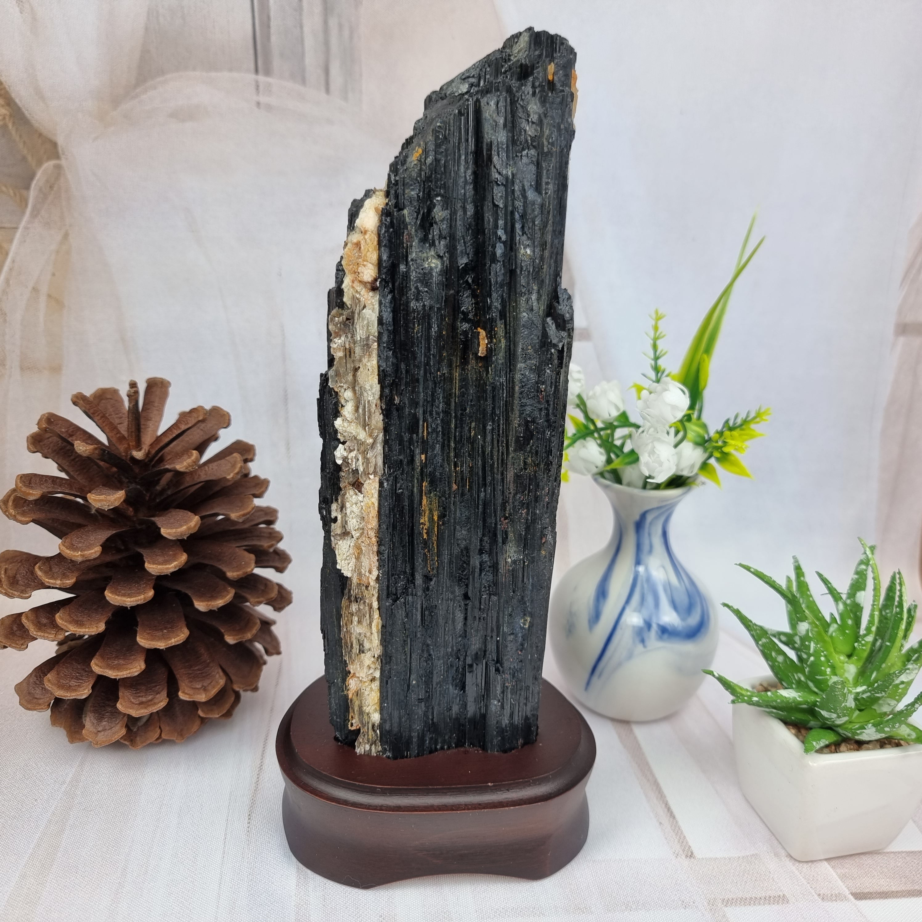 Turmalina Negra Druza Pedra da Sorte com base de madeira altura 20 cm Peso 1,50 kg