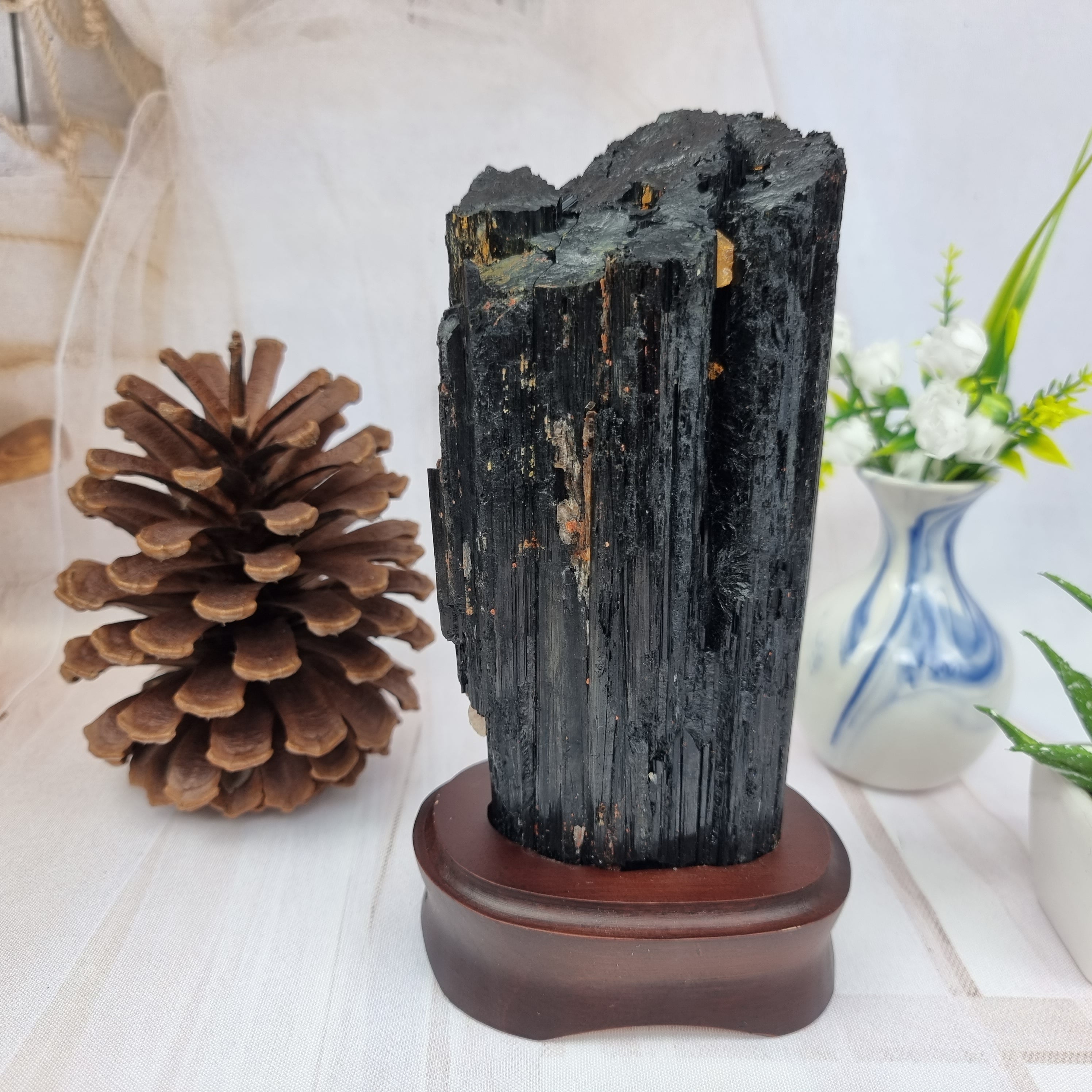 Turmalina Negra Druza Pedra da Sorte com base de madeira altura 20 cm Peso 1,50 kg