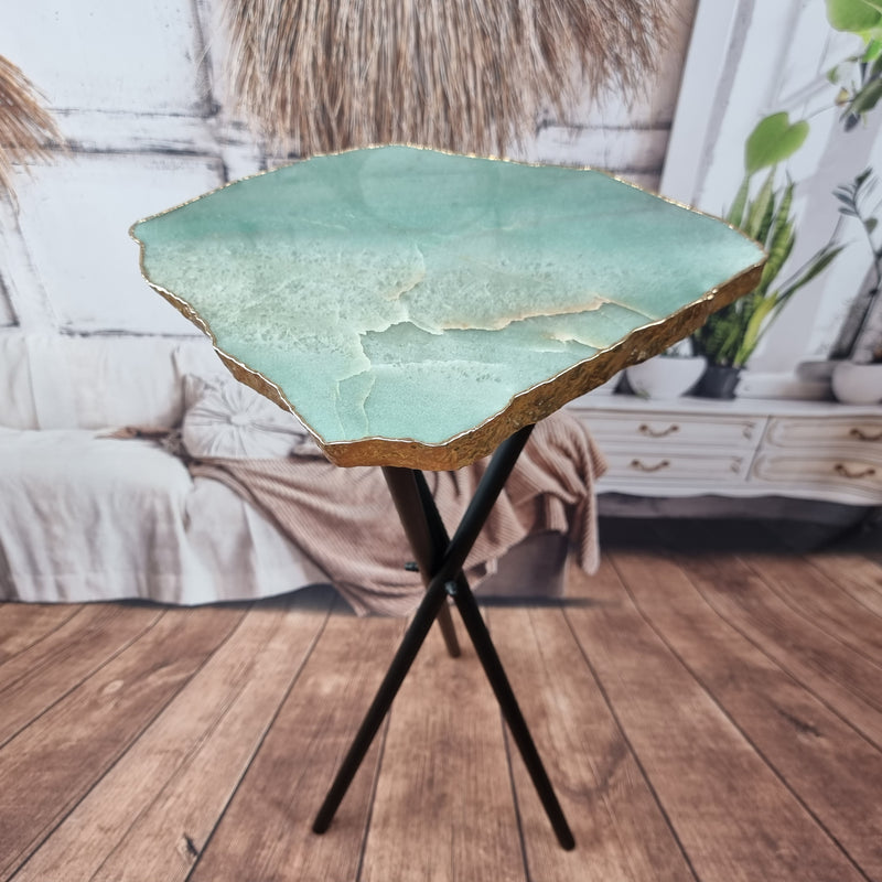 Mesa Lateral Quartzo Verde com base dourada 60 cm altura, peso total de 5 kg