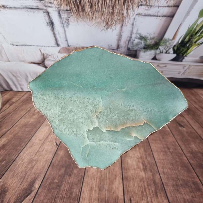 Mesa Lateral Quartzo Verde com base dourada 60 cm altura, peso total de 5 kg