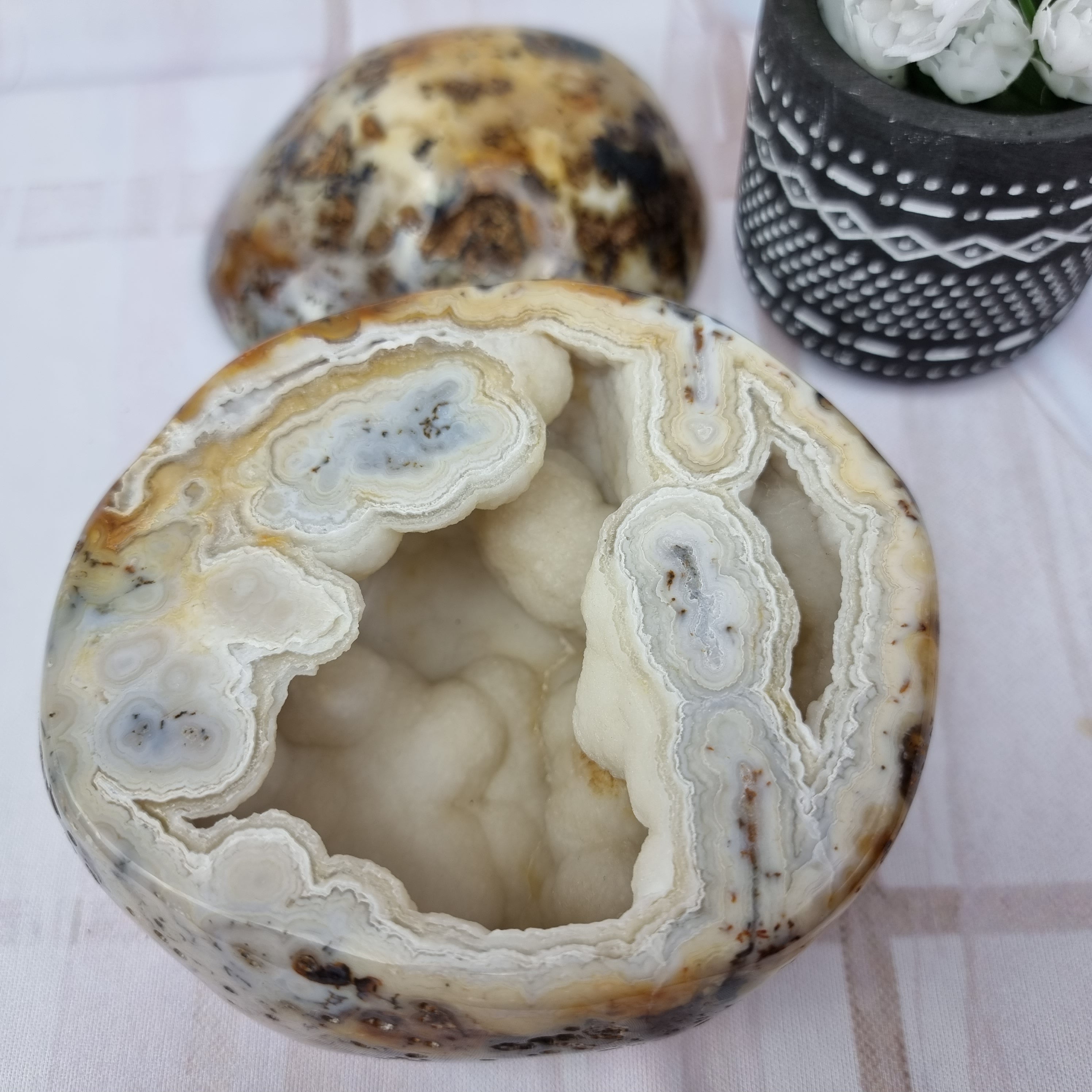 Porta joyas de geodas de ágata pulida con cristales de una pieza