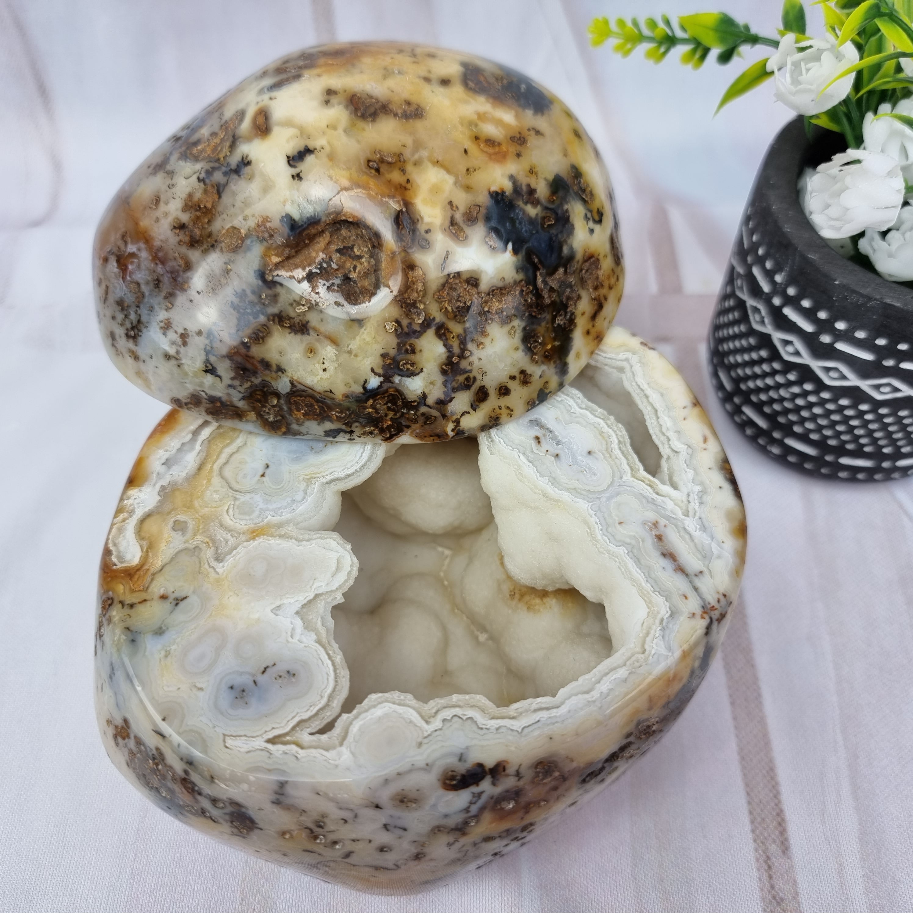 Porta joyas de geodas de ágata pulida con cristales de una pieza