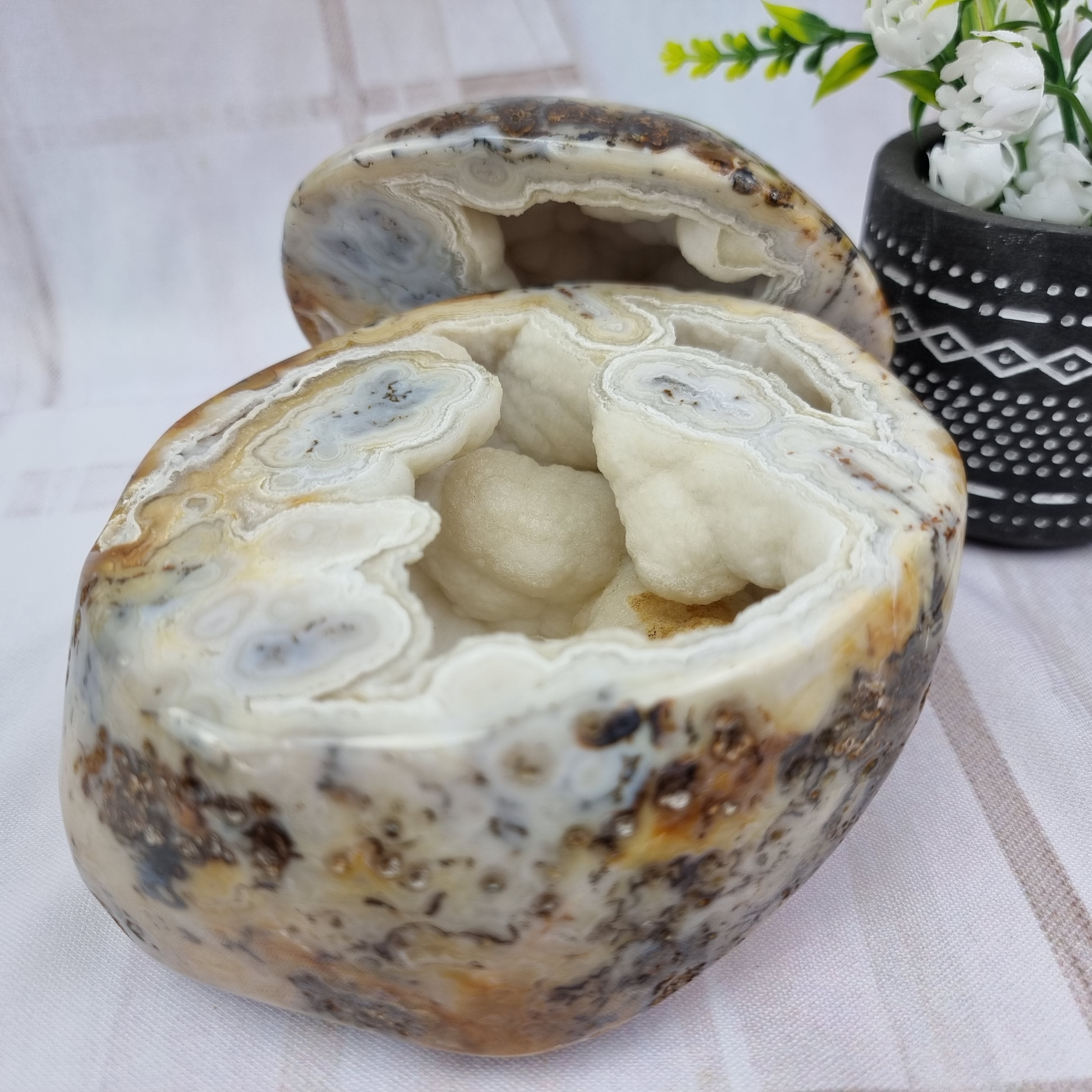 Porta joyas de geodas de ágata pulida con cristales de una pieza