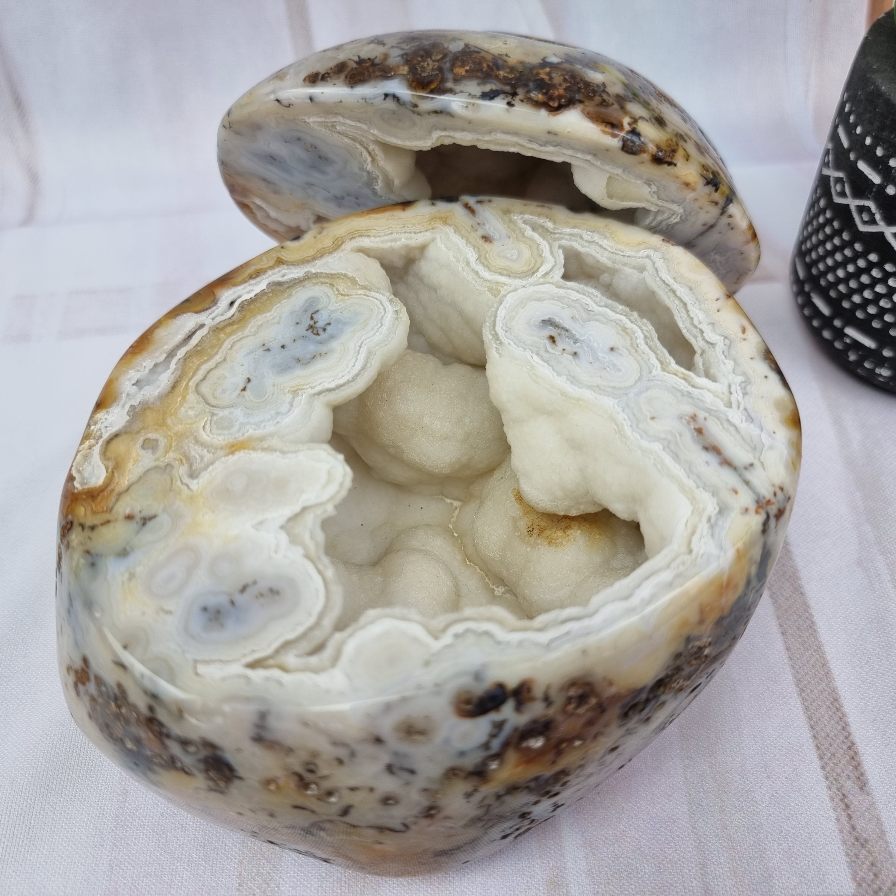 Porta joyas de geodas de ágata pulida con cristales de una pieza
