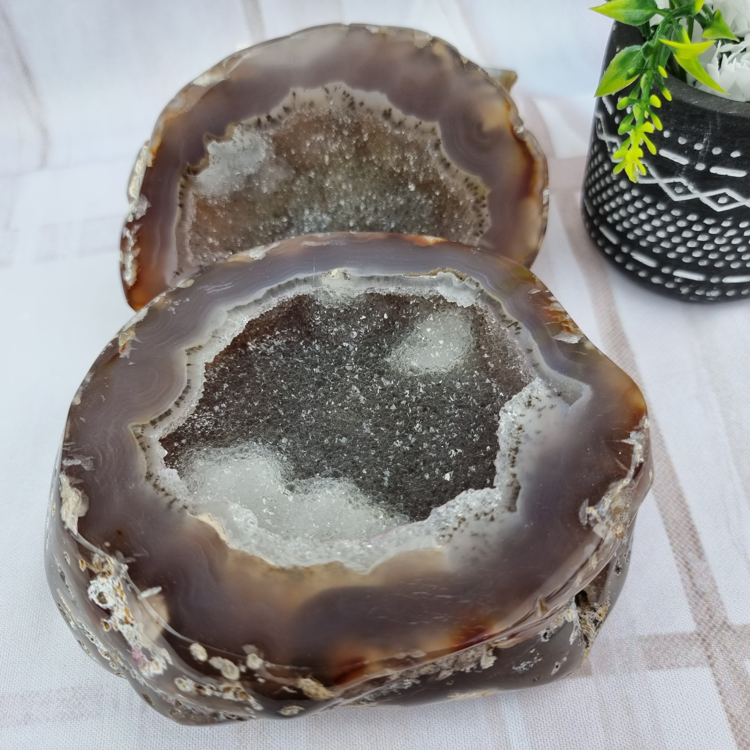 Porta joyas de geodas de ágata pulida con cristales de una pieza