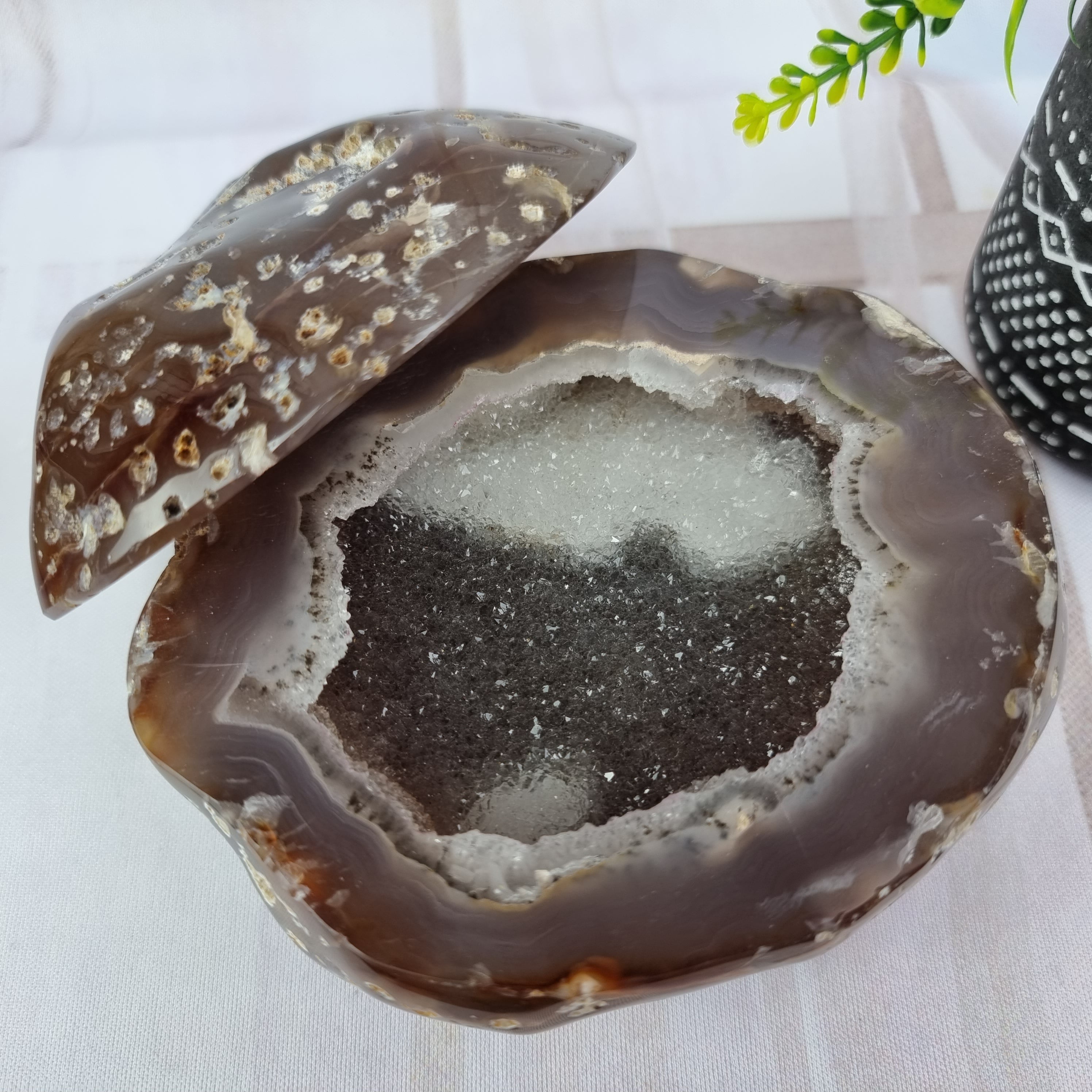 Porta joyas de geodas de ágata pulida con cristales de una pieza