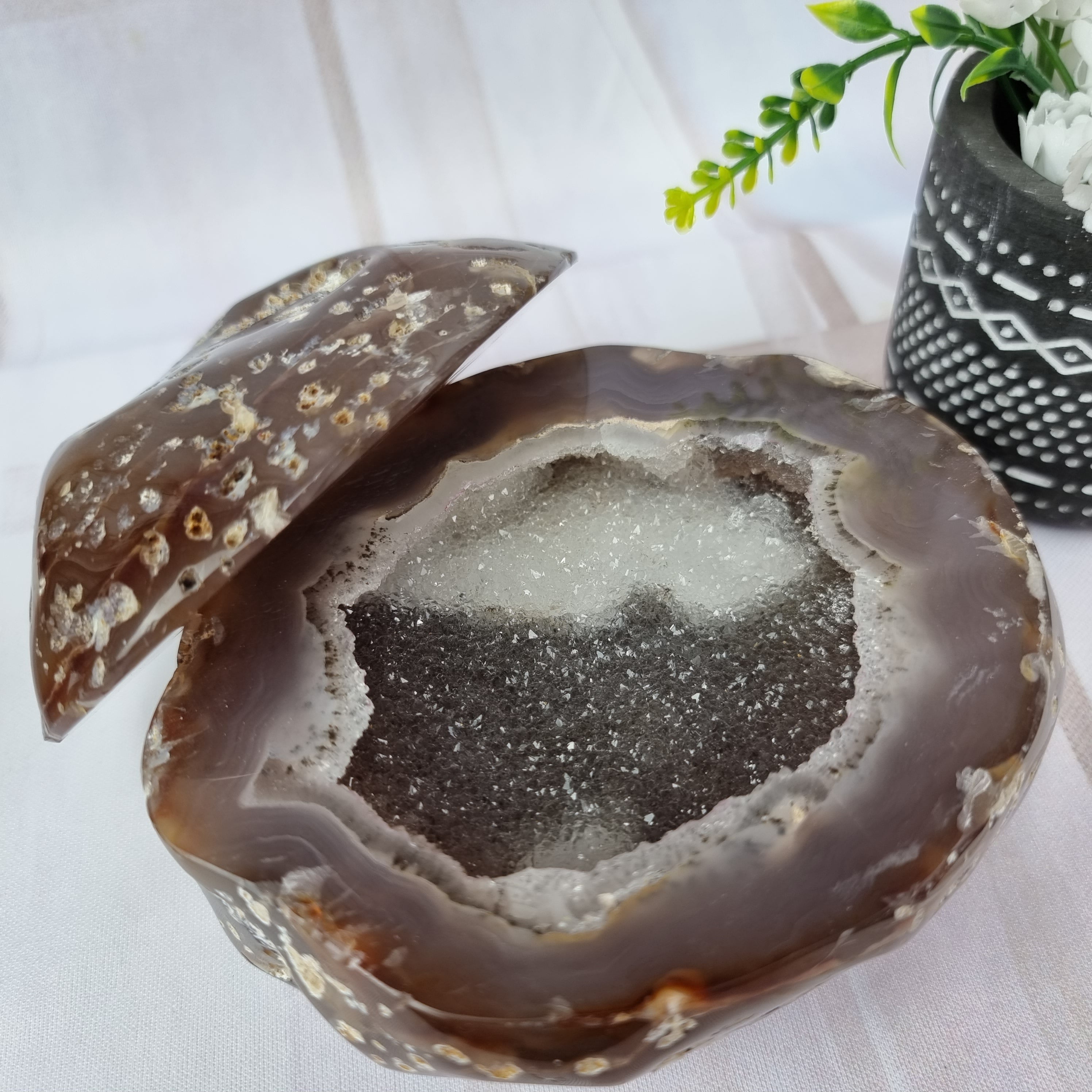 Porta joyas de geodas de ágata pulida con cristales de una pieza