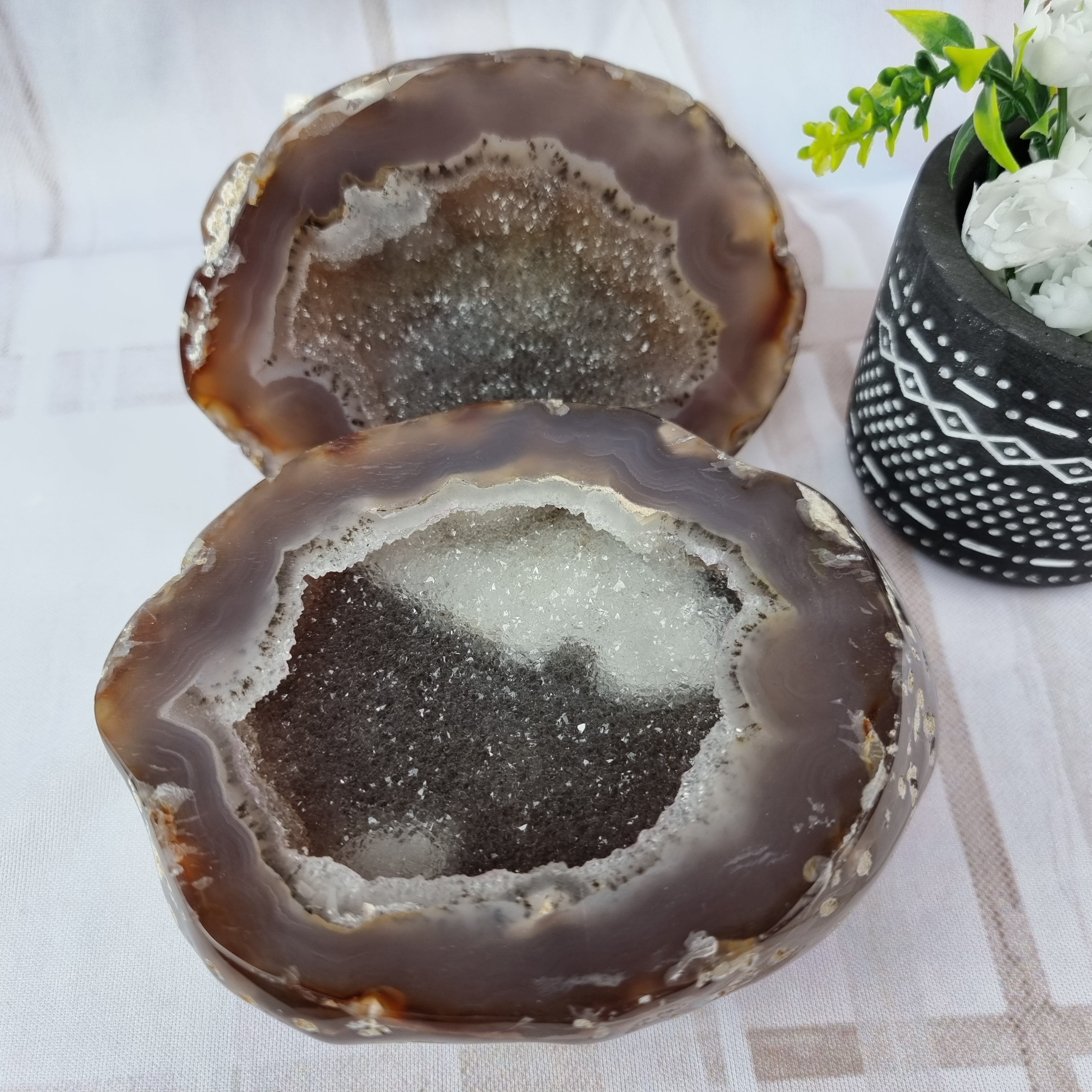 Porta joyas de geodas de ágata pulida con cristales de una pieza