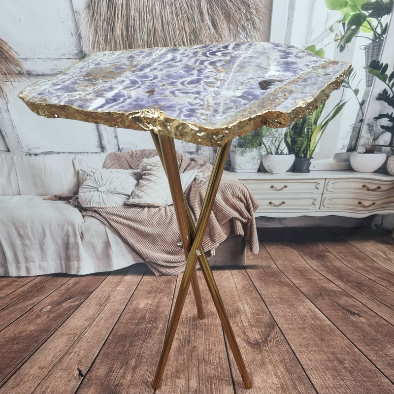Mesa auxiliar Chevron Amethyst con base dorada 60 cm de altura, peso total 5 kg