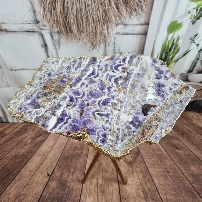 Mesa auxiliar Chevron Amethyst con base dorada 60 cm de altura, peso total 5 kg