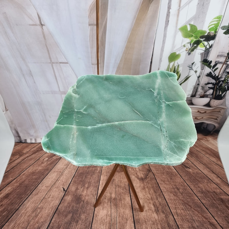 Mesa Lateral Quartzo Verde com base dourada 60 cm altura, peso total de 5 kg