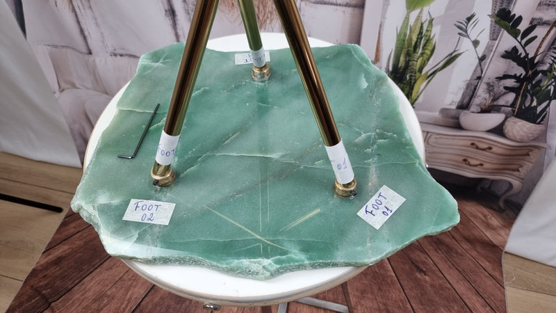 Mesa Lateral Quartzo Verde com base dourada 60 cm altura, peso total de 5 kg
