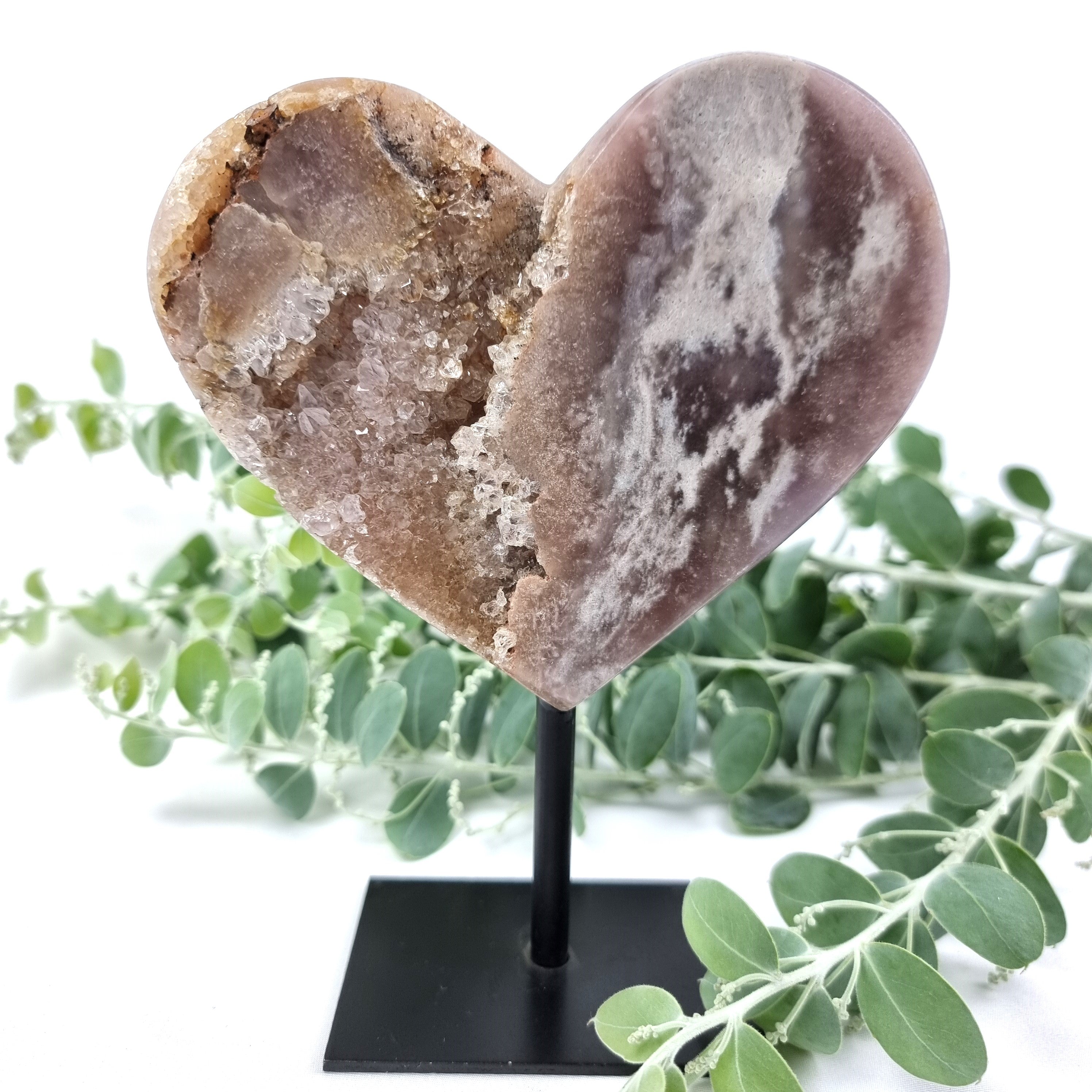 Coração de Ametista Rosa | Base de ferro Preta | Peso 0,70 kgs, Altura 17 cm | Energia, Beleza e Sofisticação
