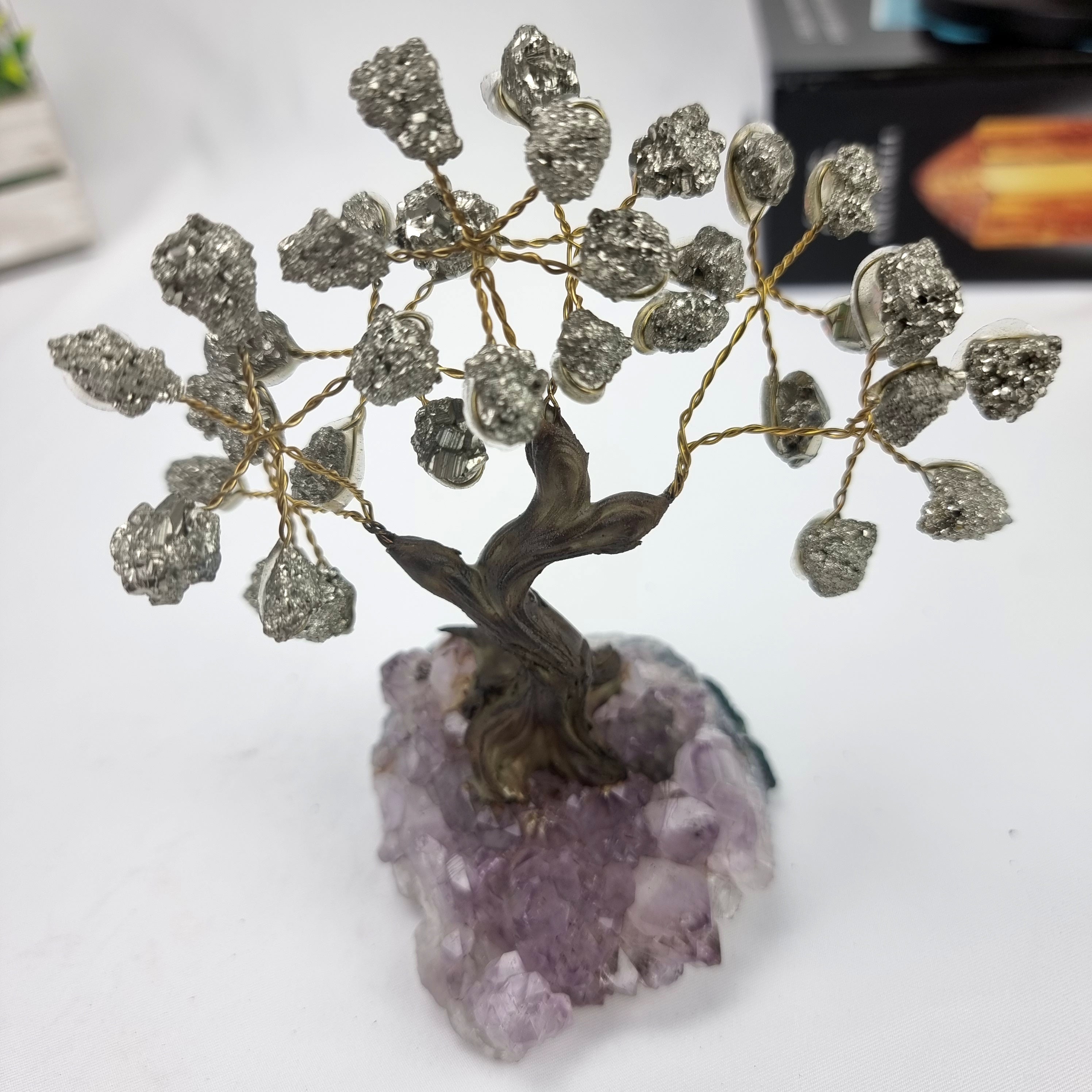 Árvore de PIRITA Natural | 60 Pedras, 12 galhos | Base de Ametista com 15 cm altura - Peça Artesanal BR Crystals