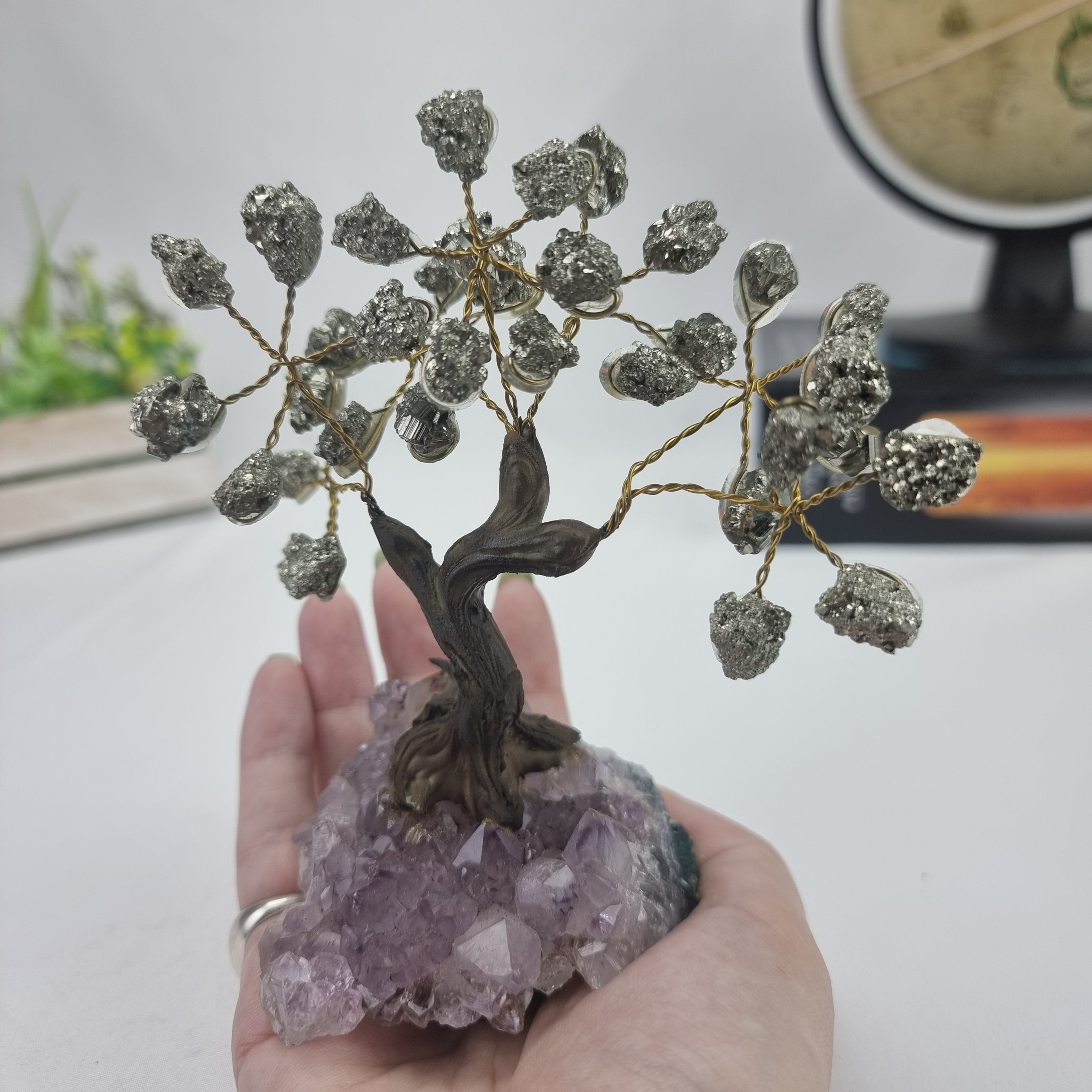 Árvore de PIRITA Natural | 60 Pedras, 12 galhos | Base de Ametista com 15 cm altura - Peça Artesanal BR Crystals