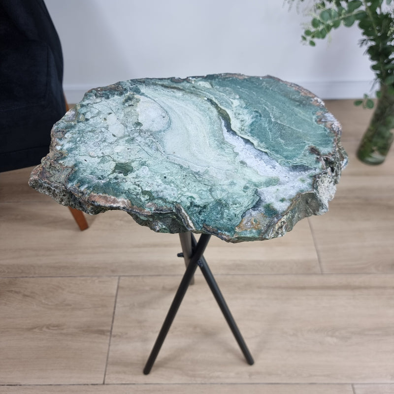 Mesa Lateral de Àgata Verde | Base Tripé Preta | Altura de 60 cm - Peça Artesanal BR Crystals