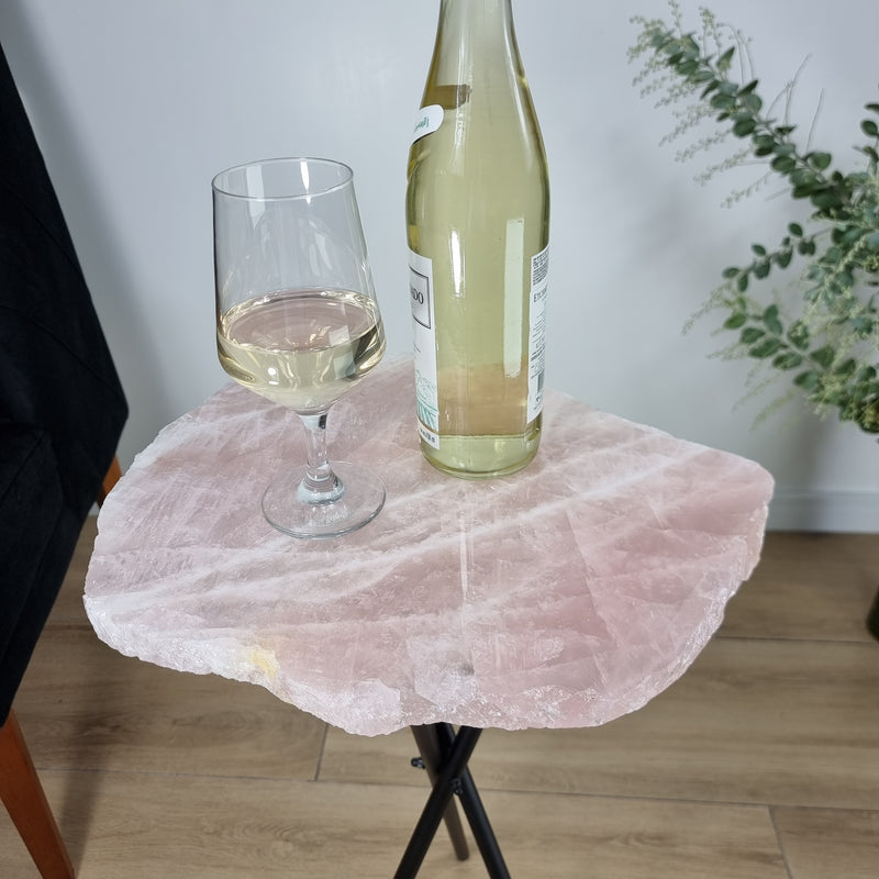 Mesa Lateral de QUARTZO ROSA Naturais | Base Tripé Preta | Altura de 60 cm - Peça Artesanal BR Crystals