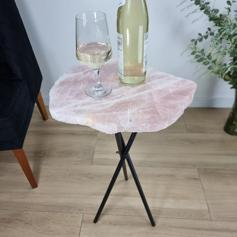 Mesa Lateral de QUARTZO ROSA Naturais | Base Tripé Preta | Altura de 60 cm - Peça Artesanal BR Crystals