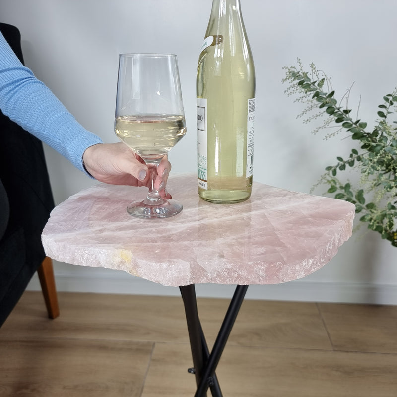 Mesa Lateral de QUARTZO ROSA Naturais | Base Tripé Preta | Altura de 60 cm - Peça Artesanal BR Crystals