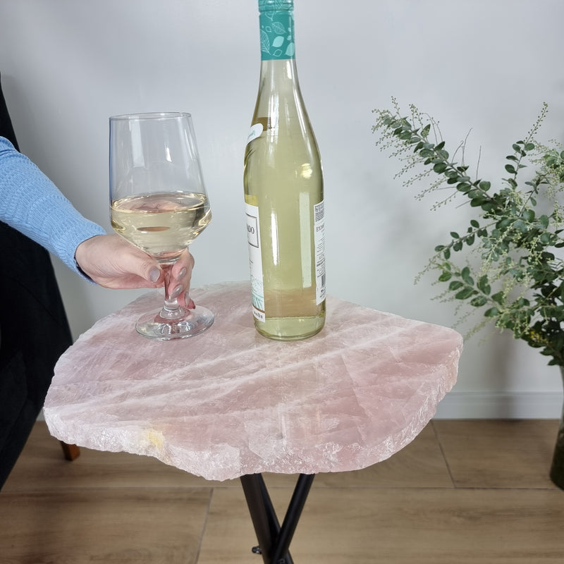Mesa Lateral de QUARTZO ROSA Naturais | Base Tripé Preta | Altura de 60 cm - Peça Artesanal BR Crystals