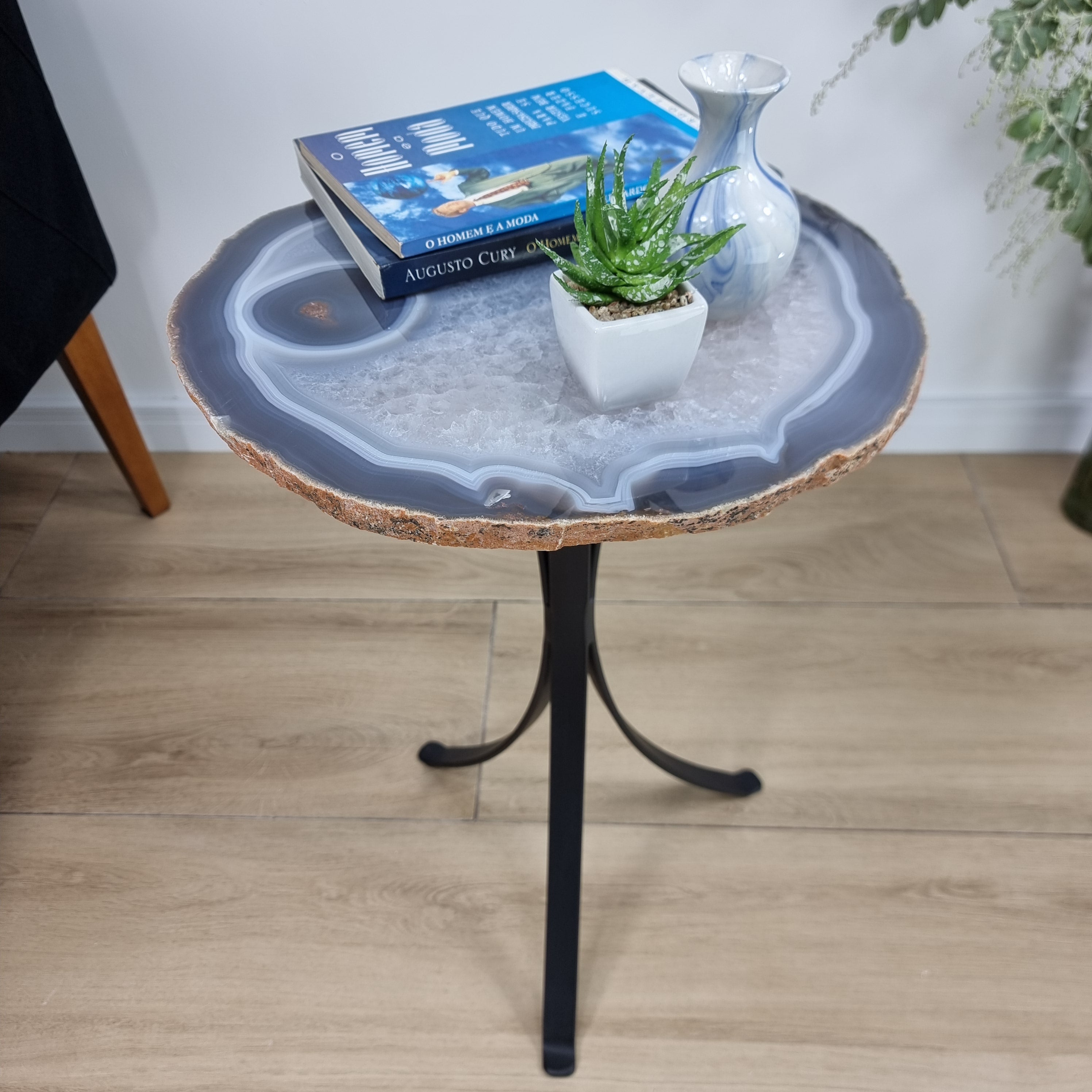 Mesa Auxiliar Ágatas Naturales Placas Finas base dorada 60 cm de alto, peso total 5 kg